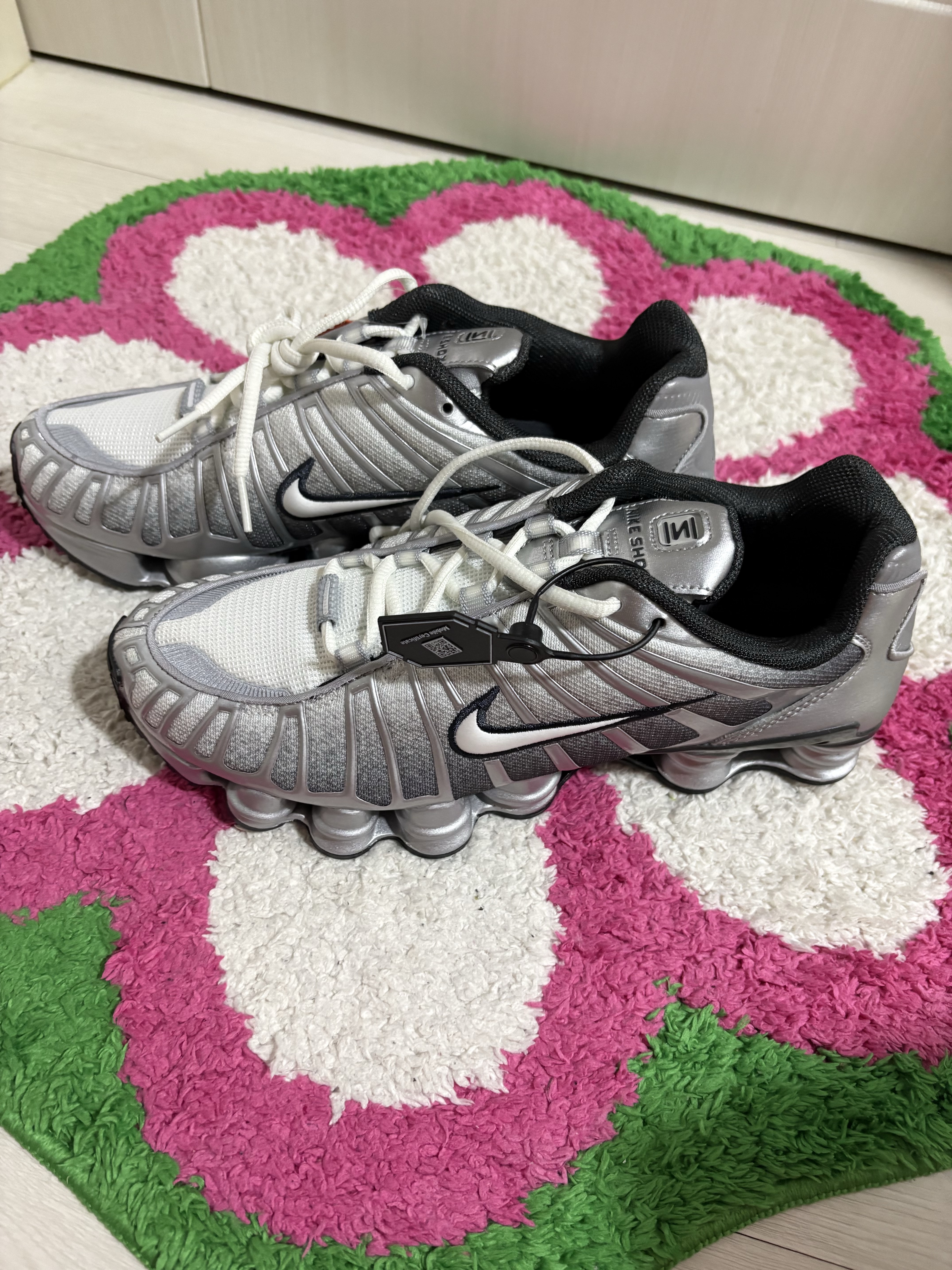 Nike Shox TL Metallic Silver Wolf Grey 착용 스타일