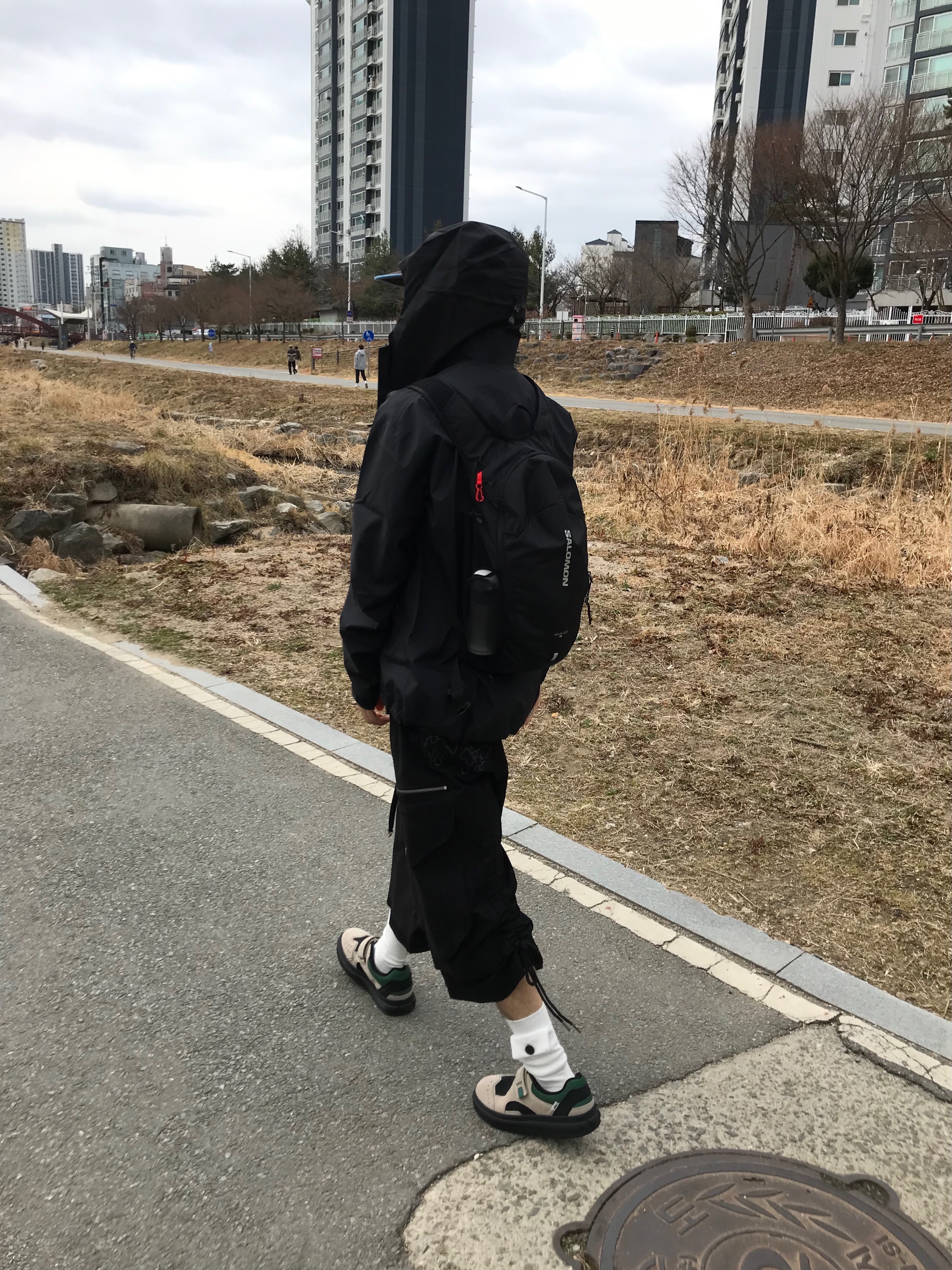 Arc'teryx Beta Jacket Black, Salomon Trailblazer 10 Black 착용 스타일 - 1