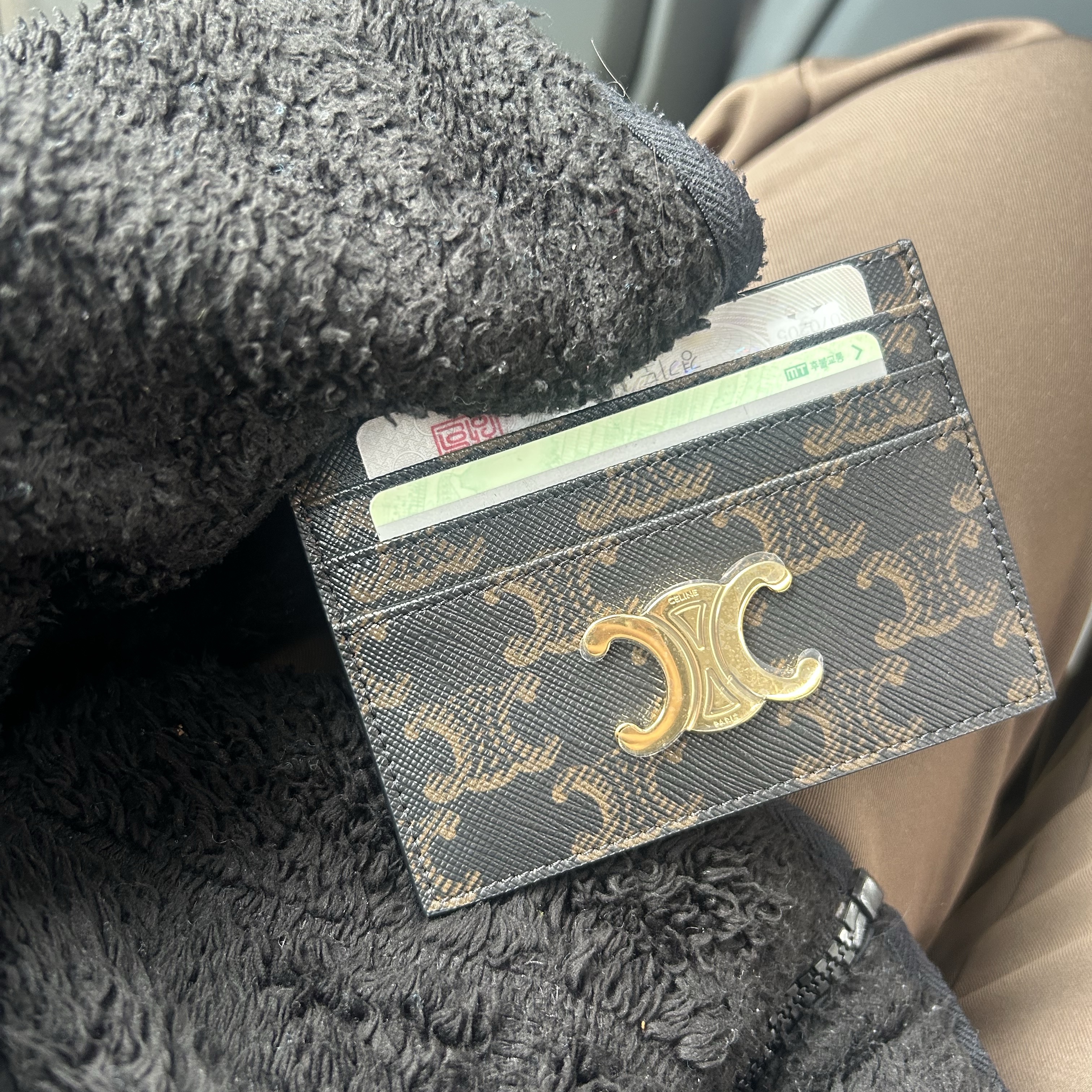 Celine Triomphe Card Holder in Triomphe Canvas Tan 착용 스타일 - 2