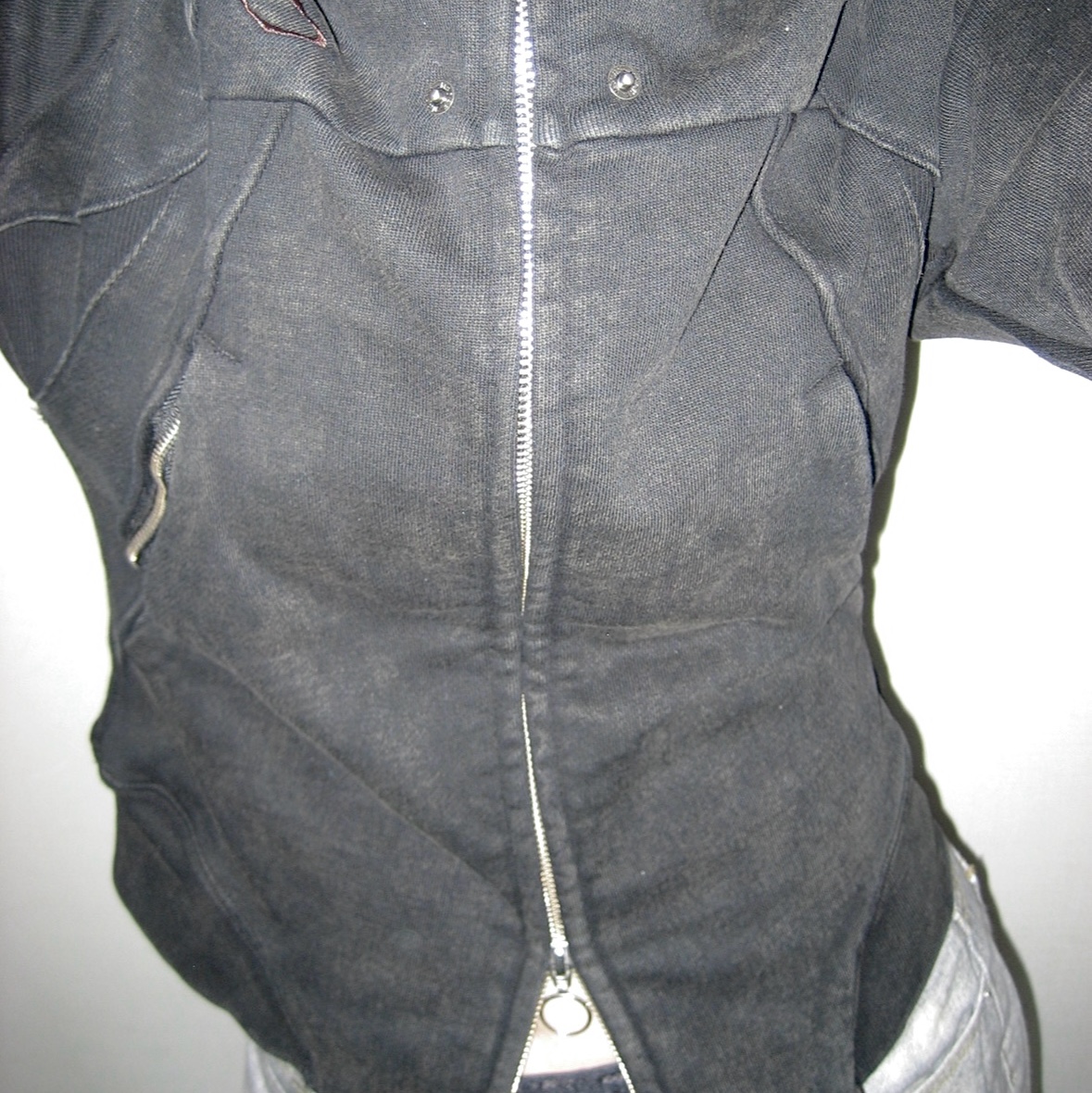 (W) Mischief Rhombus Punching Hoodie Zip Up Washed Black 착용 스타일 - 4