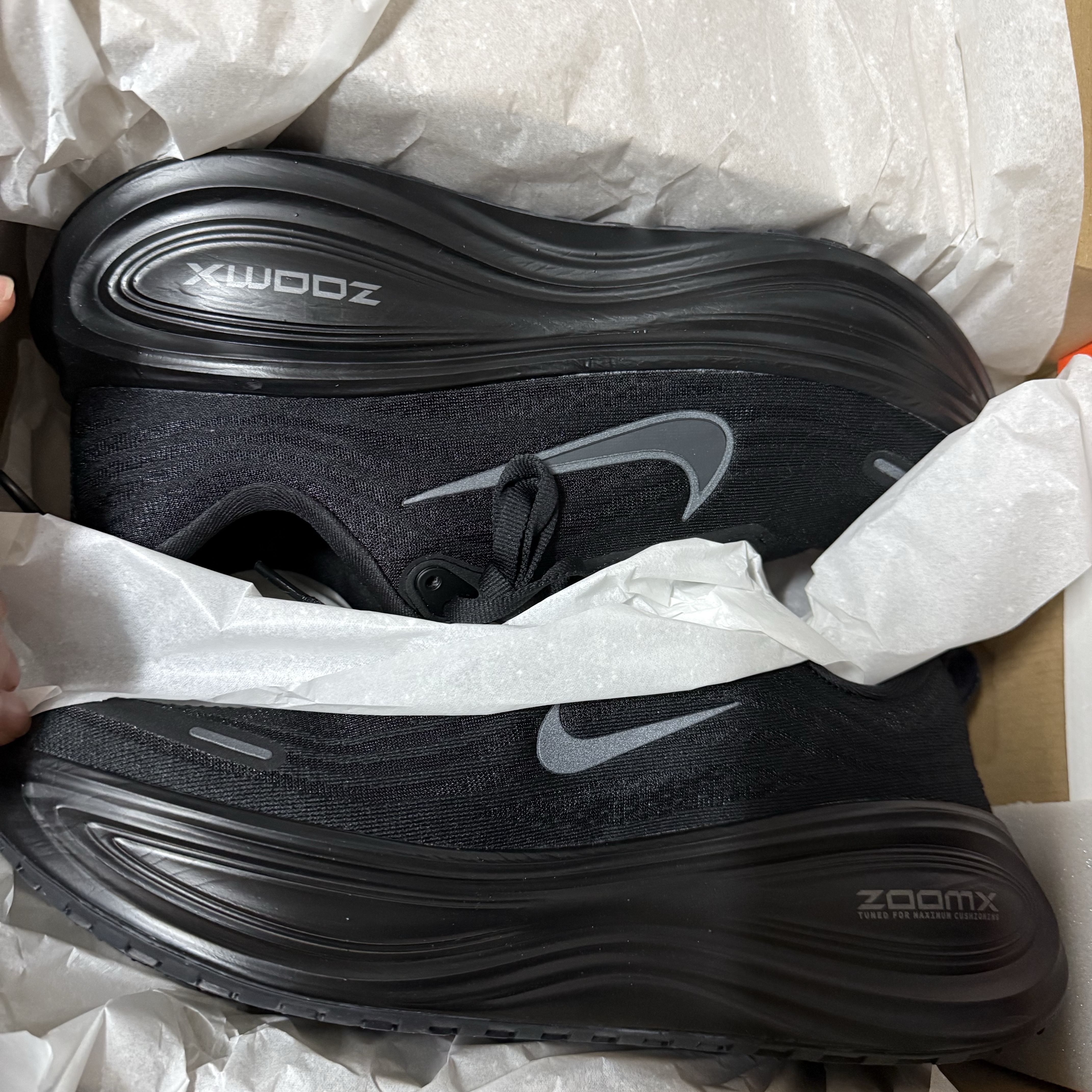 Nike Vomero Plus Black Metallic Dark Grey 착용 스타일