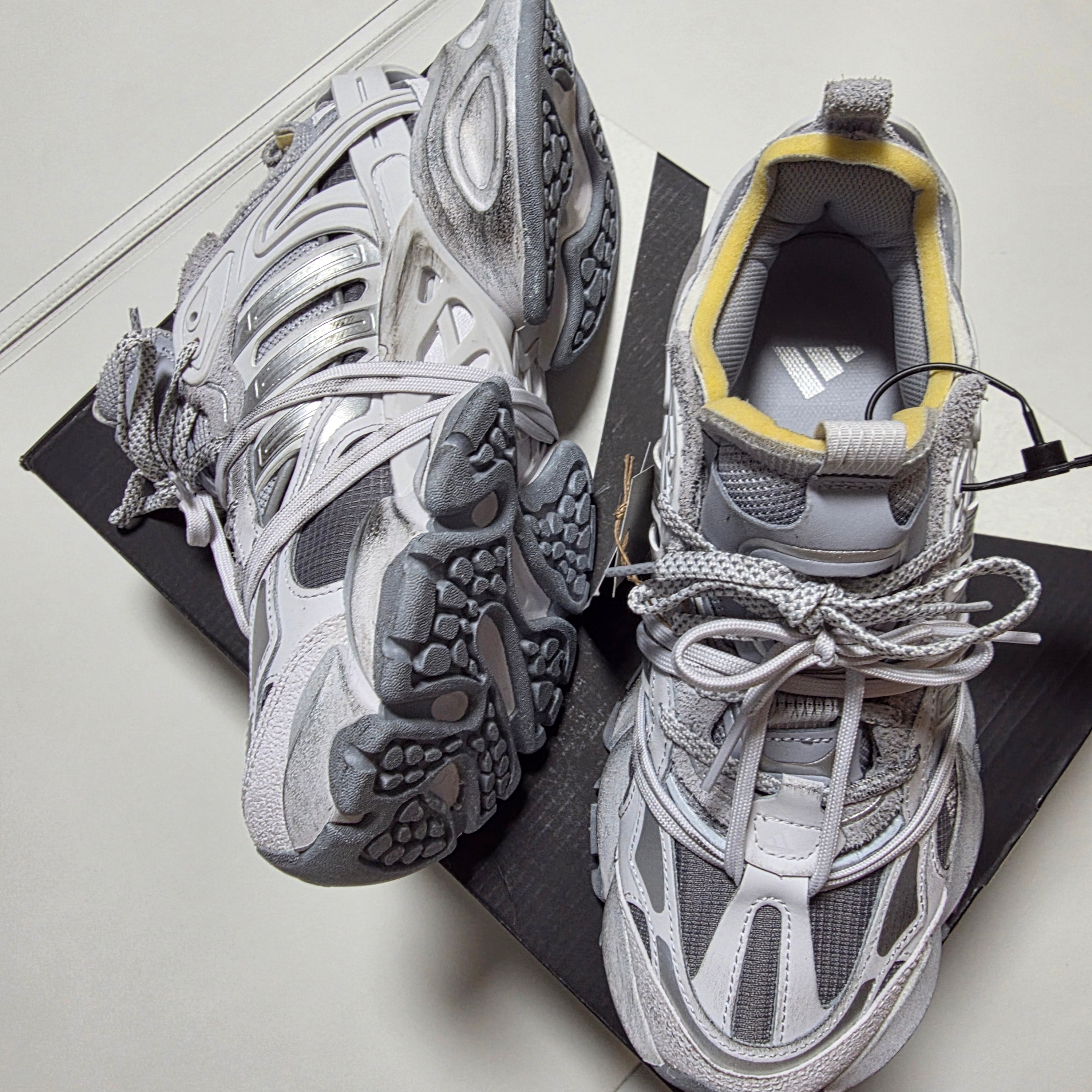 Adidas XLG Runner Deluxe Grey Silver Metallic 착용 스타일 - 2