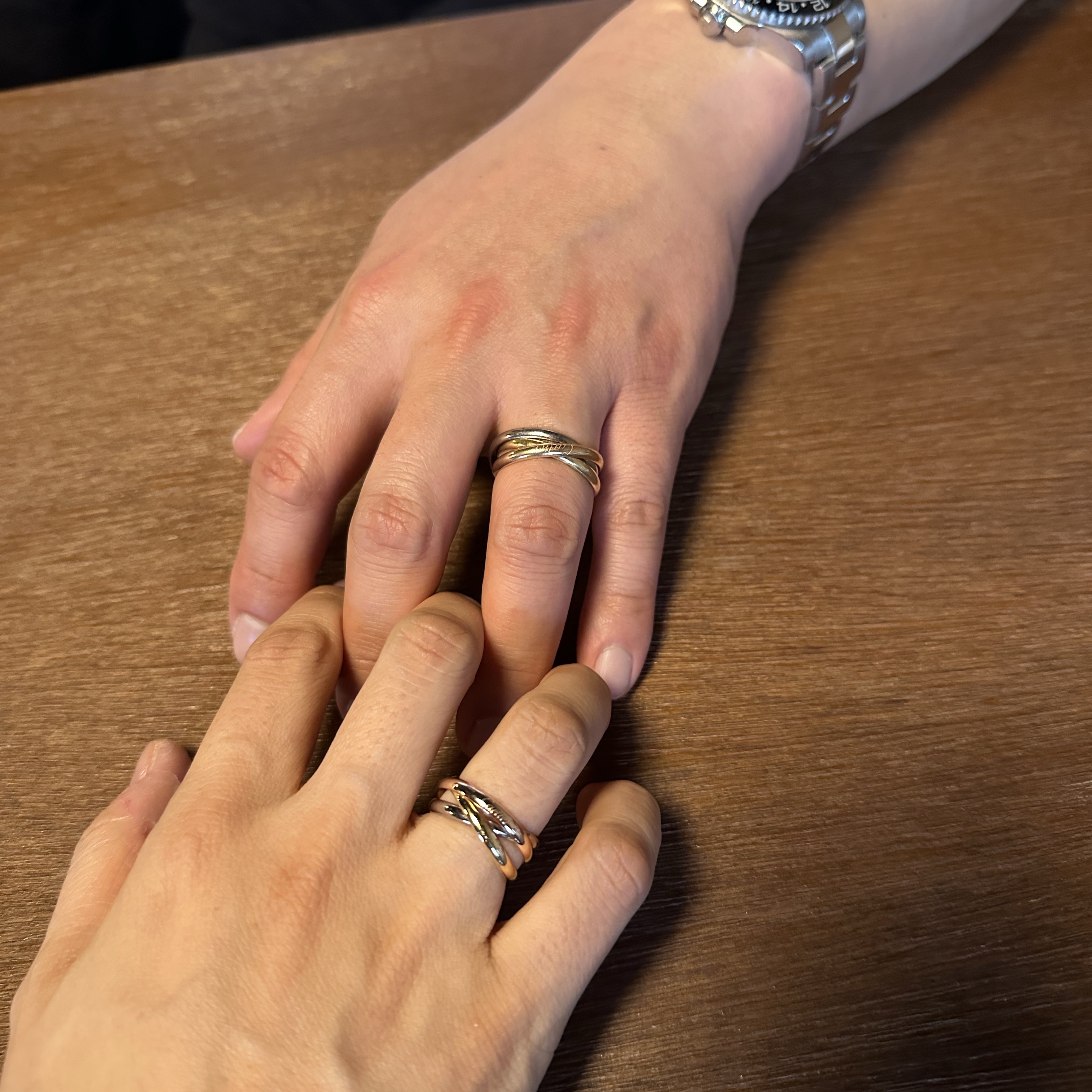 Cartier Trinity Ring Small White Gold Rose Gold Yellow Gold, Rolex Submariner Date 41mm 126610LN Black Oyster 착용 스타일 - 1