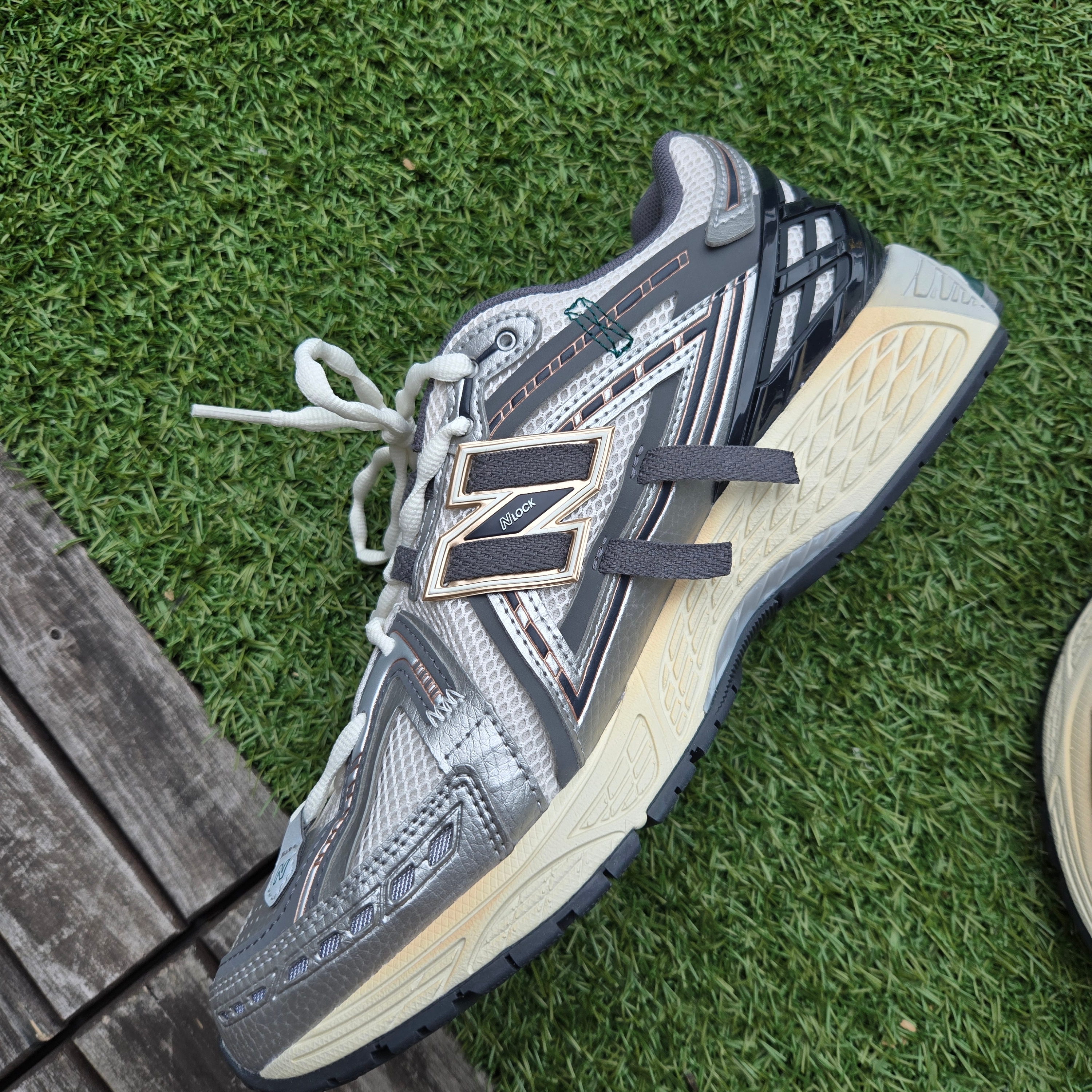 New Balance 1906A Silver Metallic Castlerock 착용 스타일 - 5