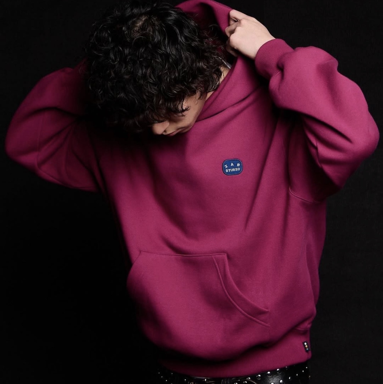 IAB Studio IAB Patch Hoodie Magenta 착용 스타일 - 2