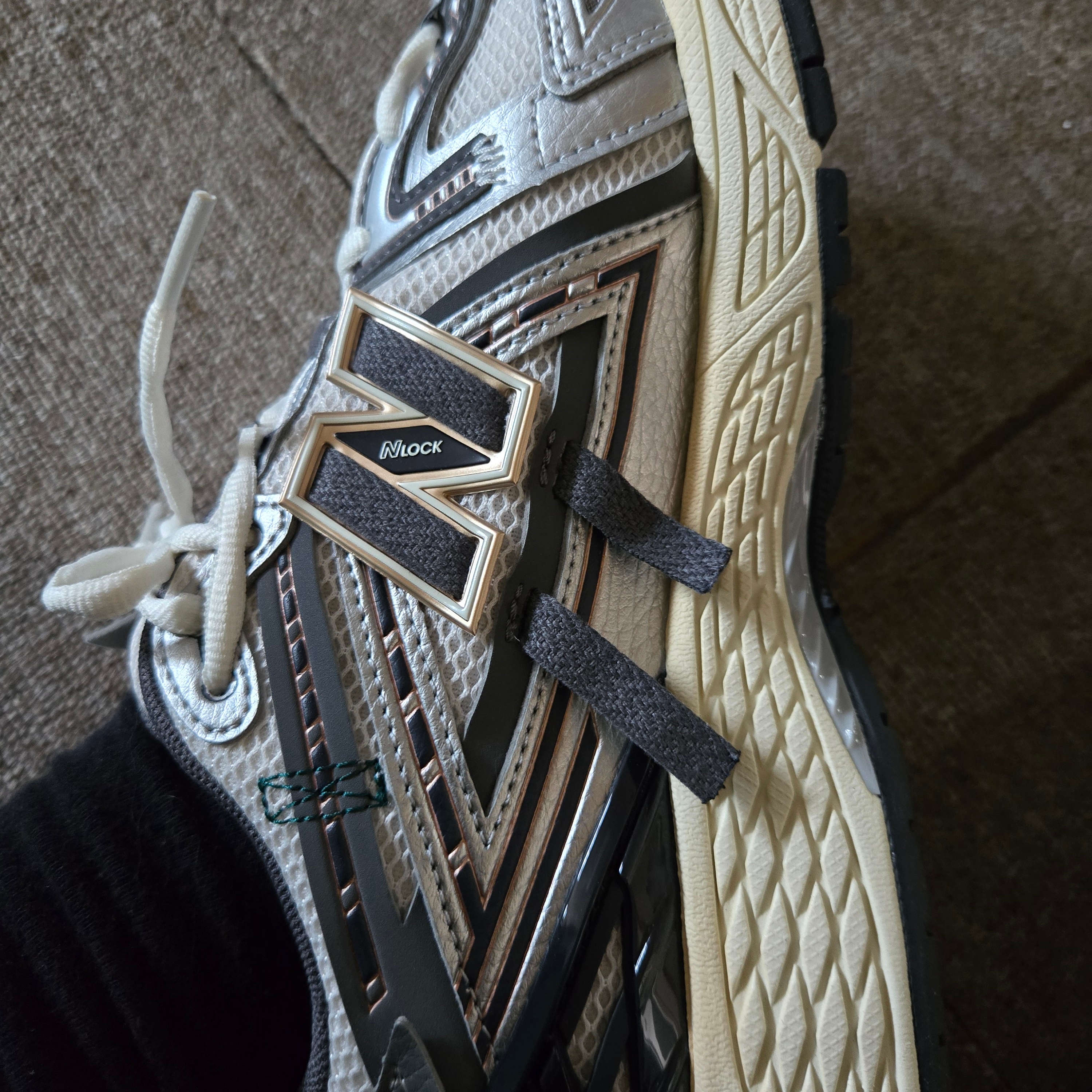 New Balance 1906A Silver Metallic Castlerock 착용 스타일 - 8