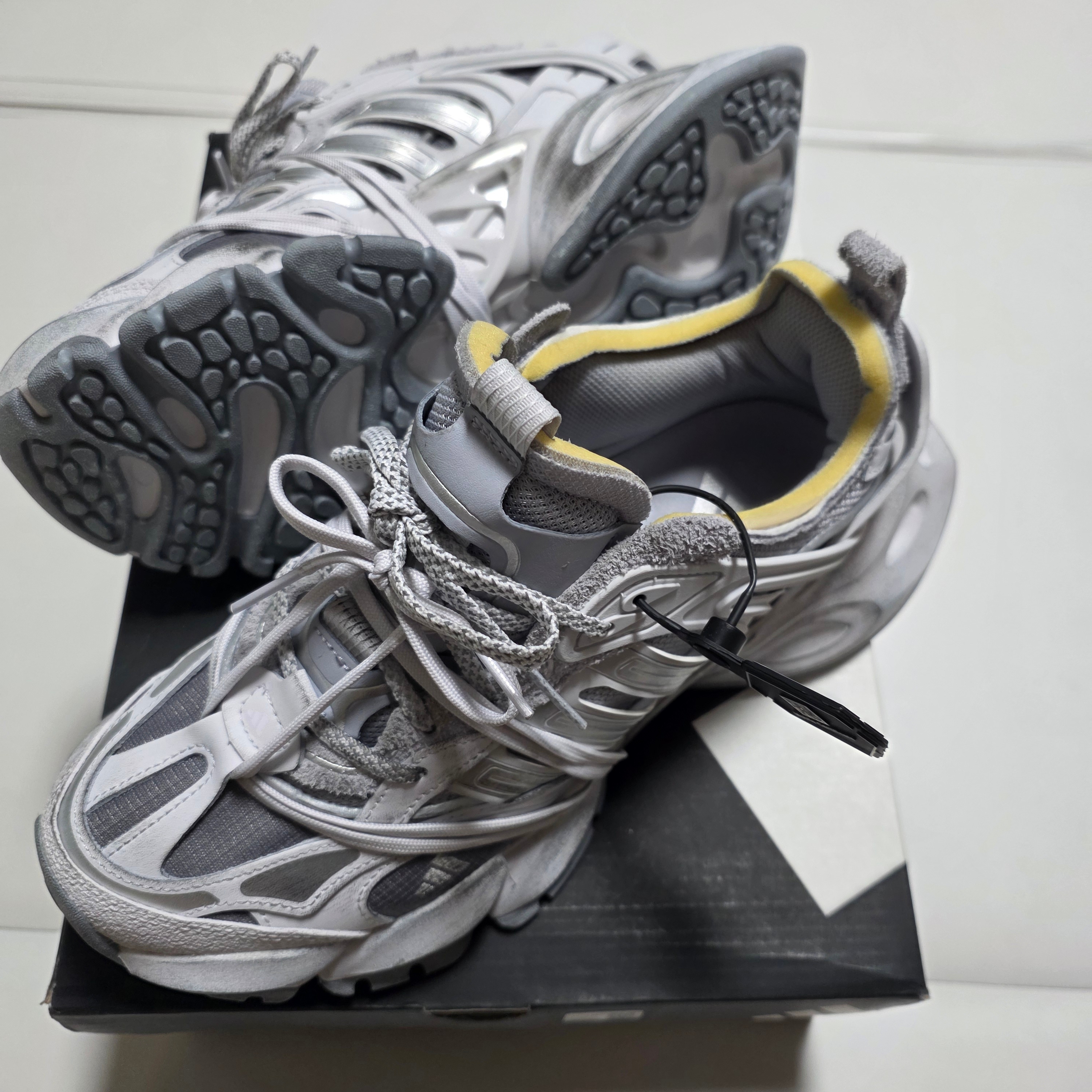 Adidas XLG Runner Deluxe Grey Silver Metallic 착용 스타일 - 1