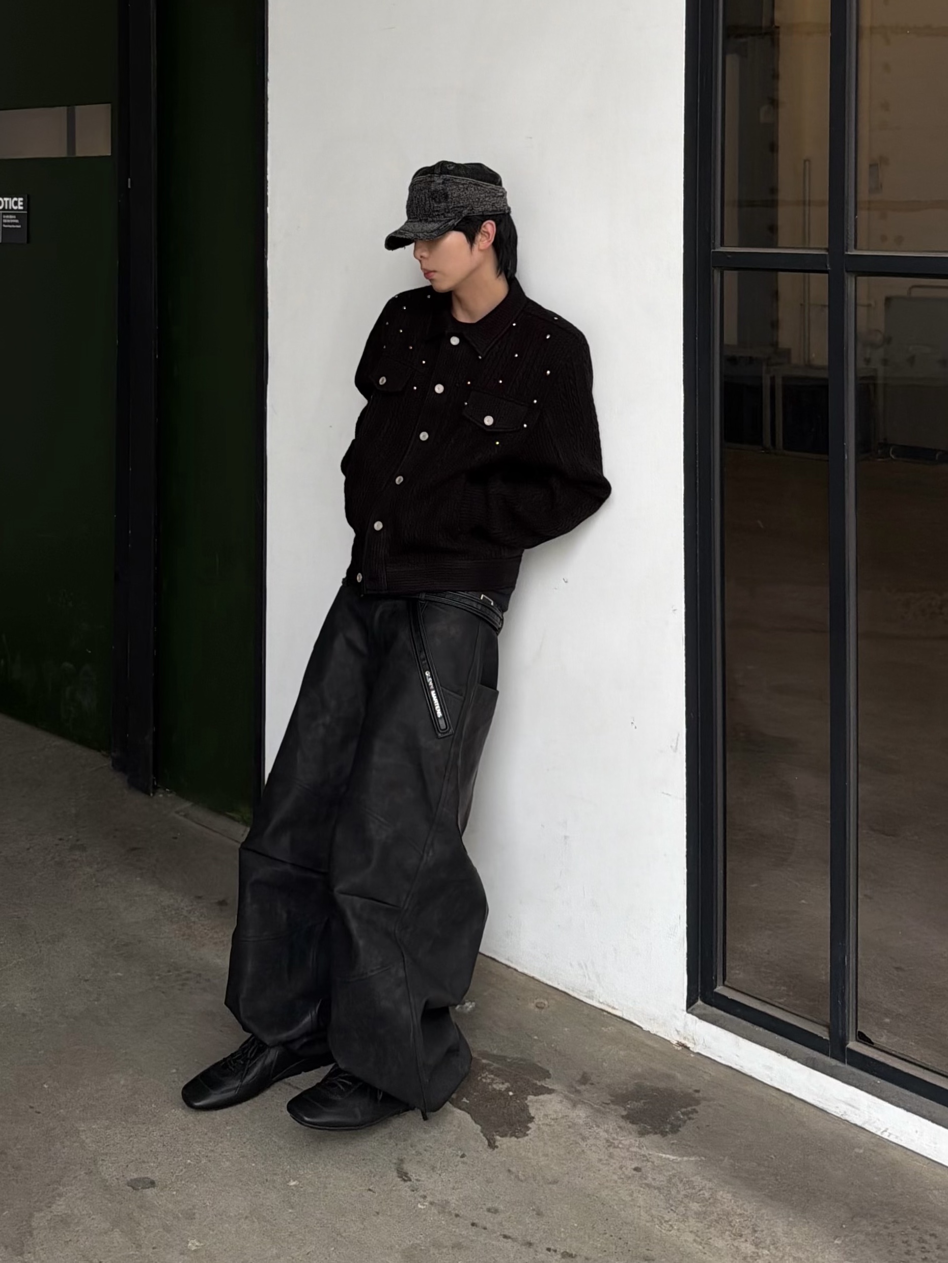 Kapital 11.5 oz. Black Denim The Old Man And The Sea Cap Crash Remake Black, MJD x Koin Seoul 3D Knee Eco Leather Pants Black 착용 스타일 - 4
