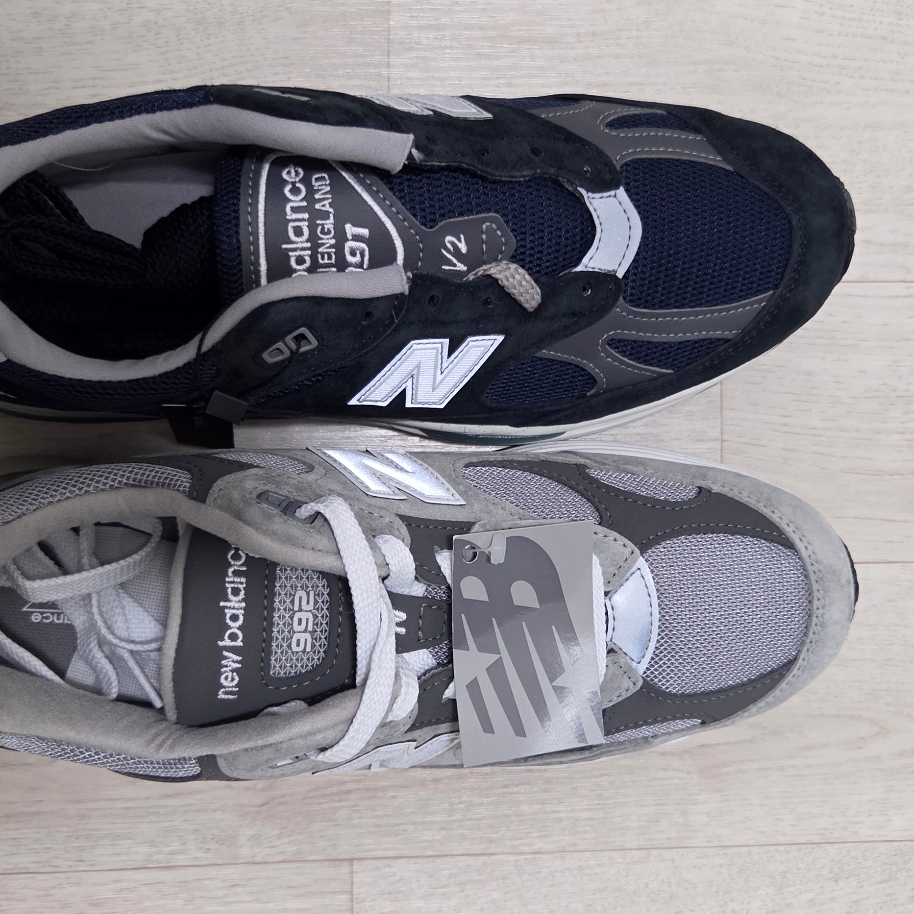 New Balance 991v2 Made in UK Dark Navy Smoked Pearl, New Balance 992 Made in USA Core Grey Silver Metallic 착용 스타일 - 2