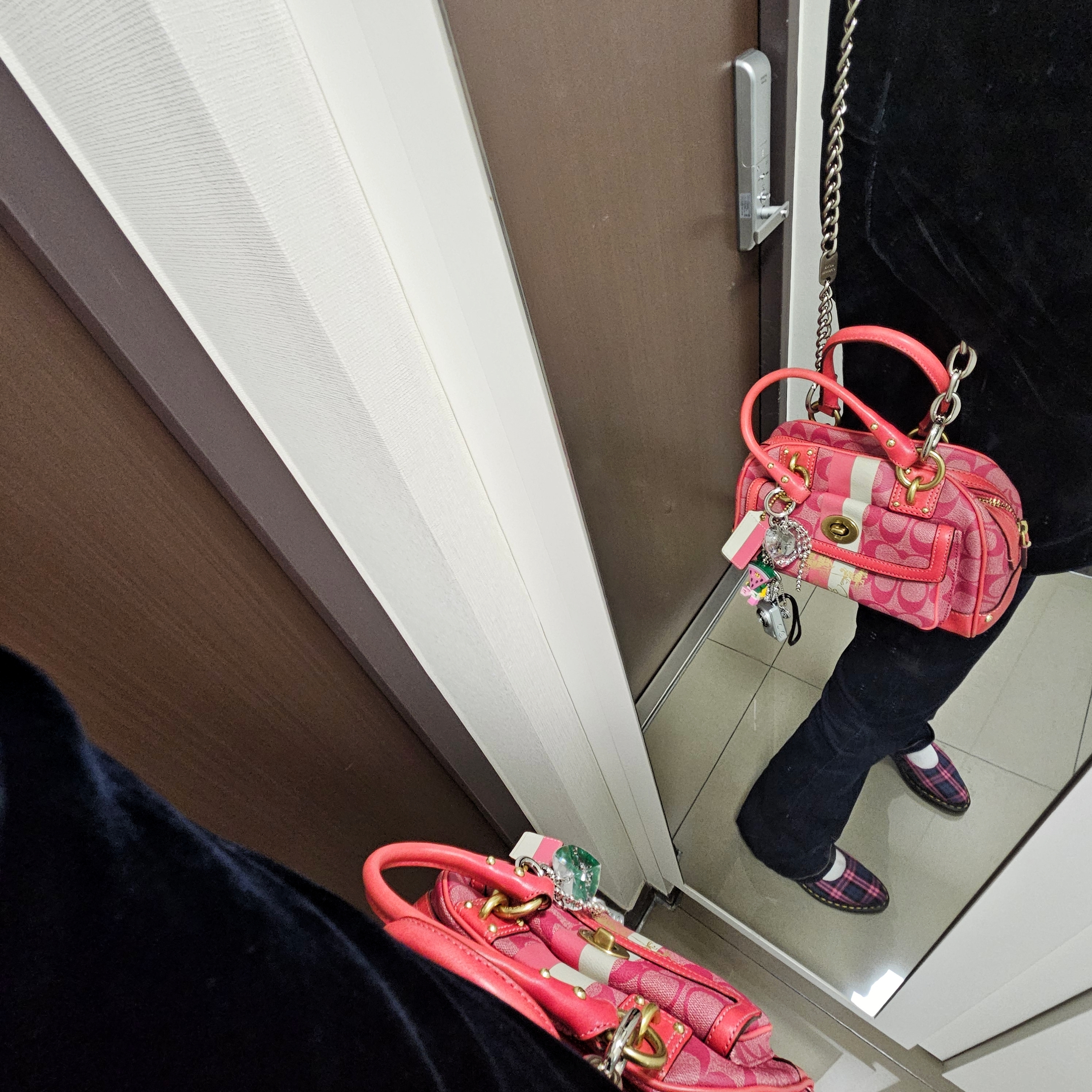 (W) Dr. Martens Elphie Mary Jane Black Pink Multi 착용 스타일 - 4