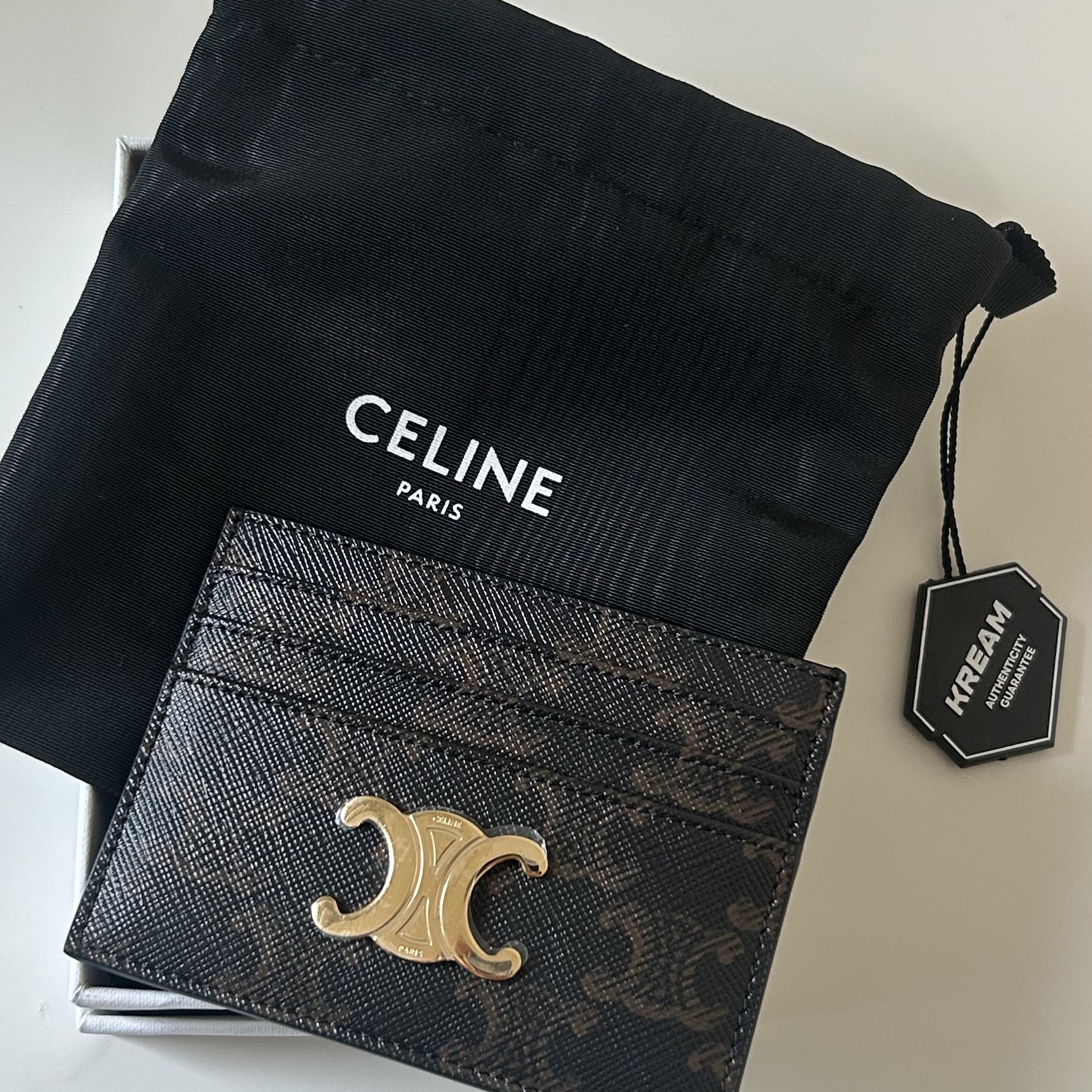 Celine Triomphe Card Holder in Triomphe Canvas Tan 착용 스타일 - 1