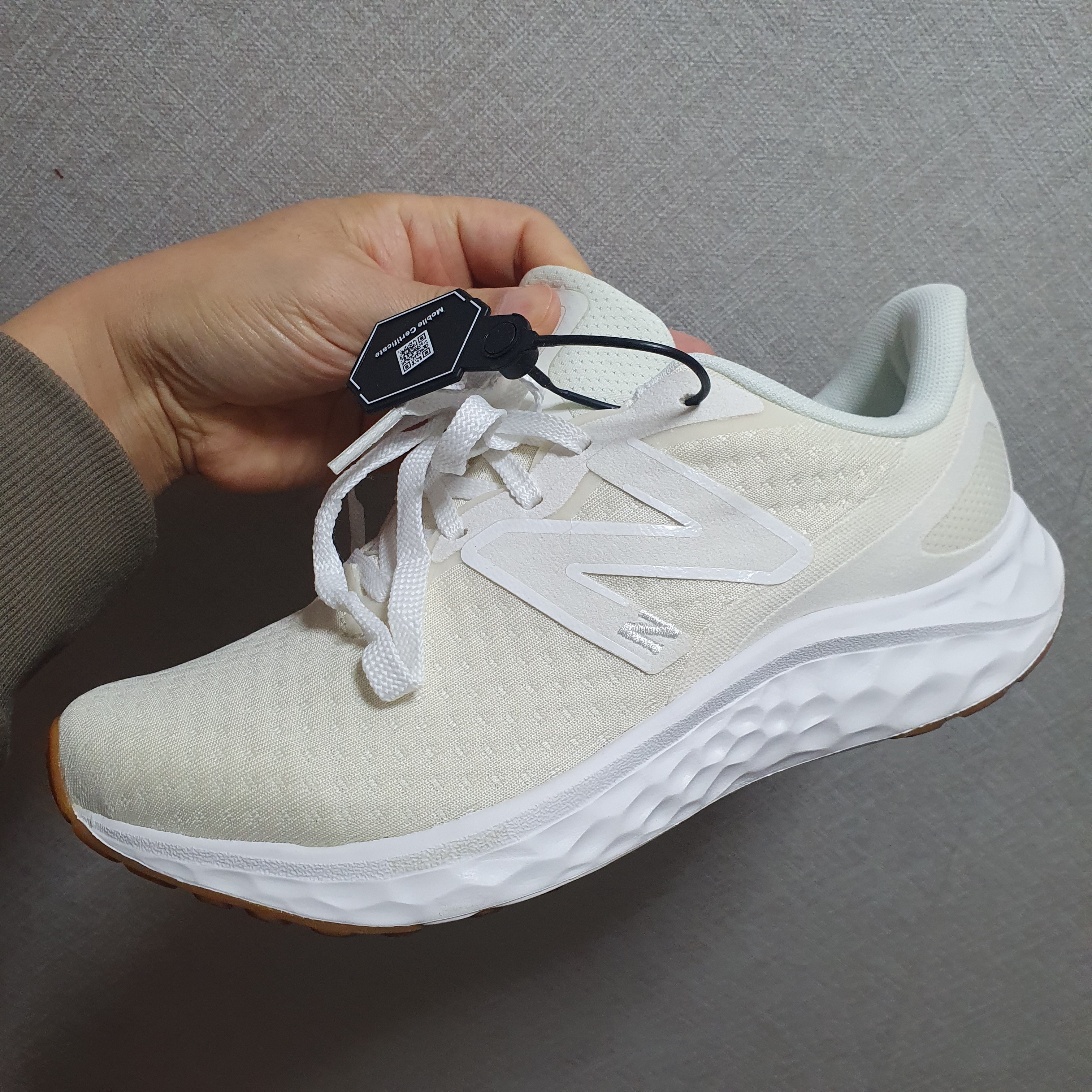 (W) New Balance Fresh Foam Arishi v4 Raw Sugar Gum - D Wide 착용 스타일