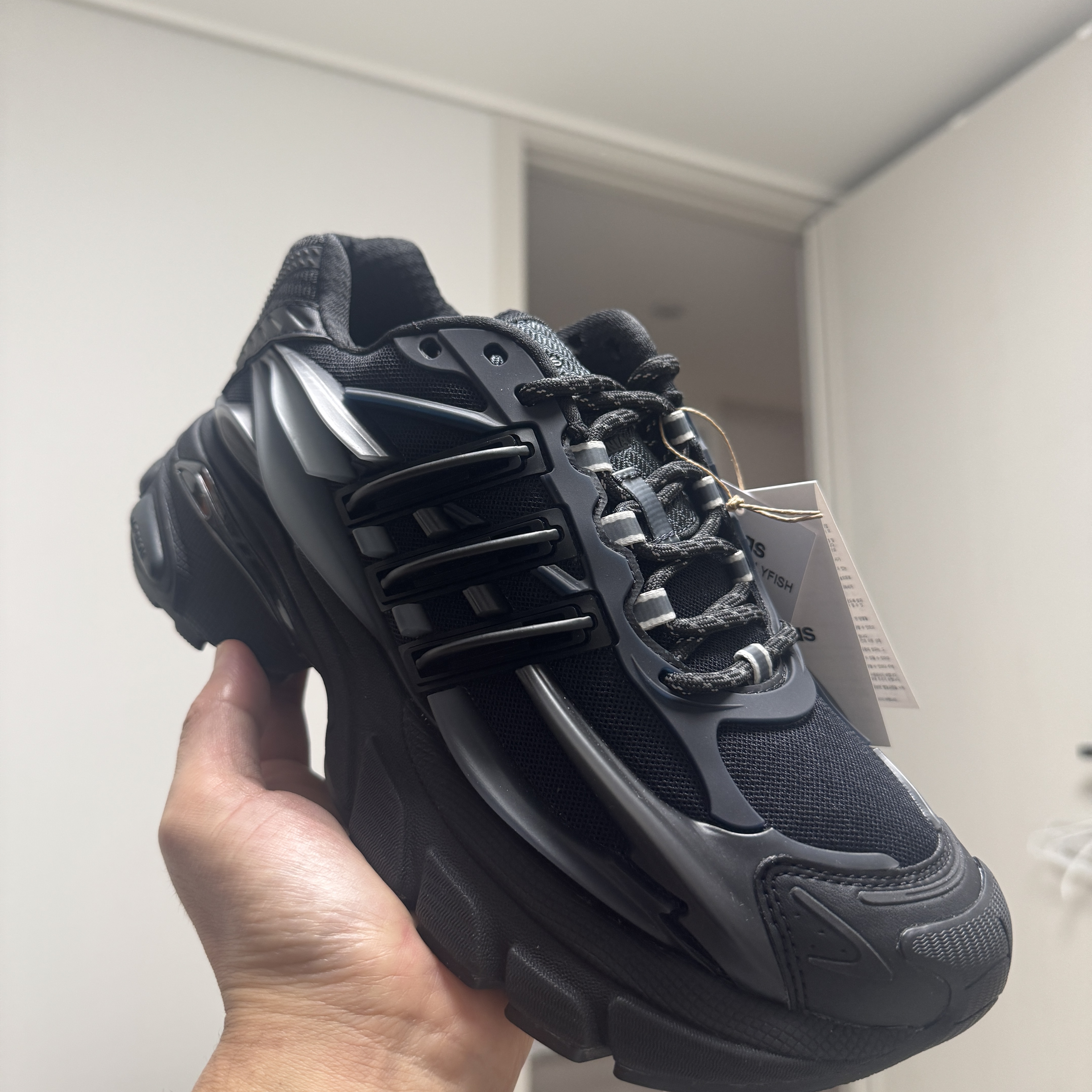 Adidas x Pharrell Williams Virginia Adistar Jellyfish Triple Black 착용 스타일