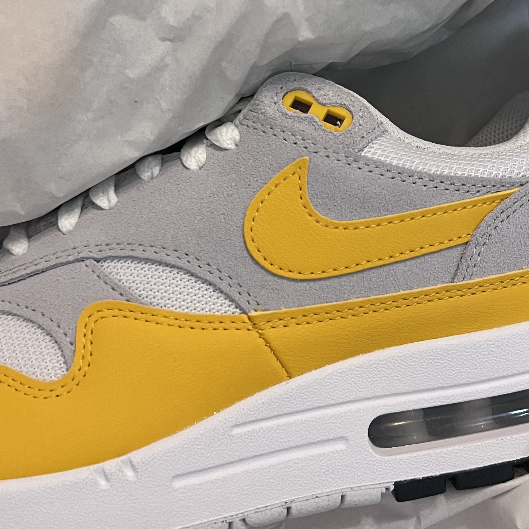 Nike Air Max 1 Essential White University Gold 착용 스타일