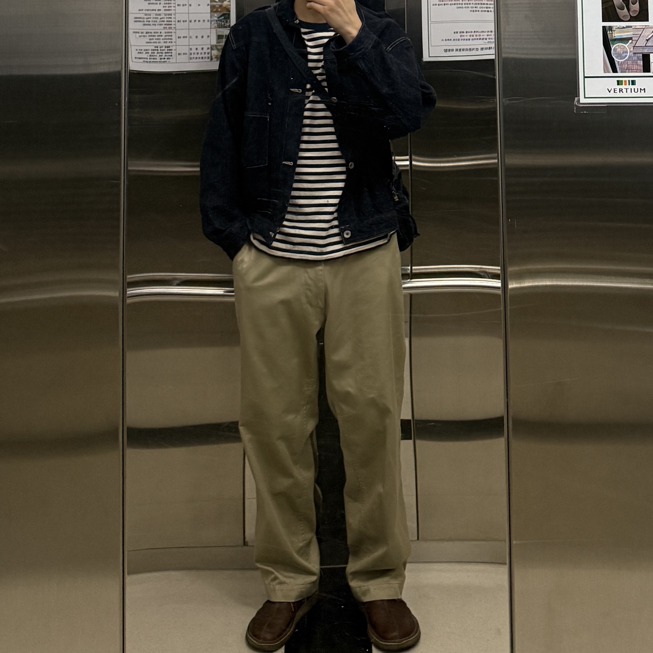 Nanamica Wide Chino Pants Khaki, Clarks Desert Trek Beeswax 착용 스타일