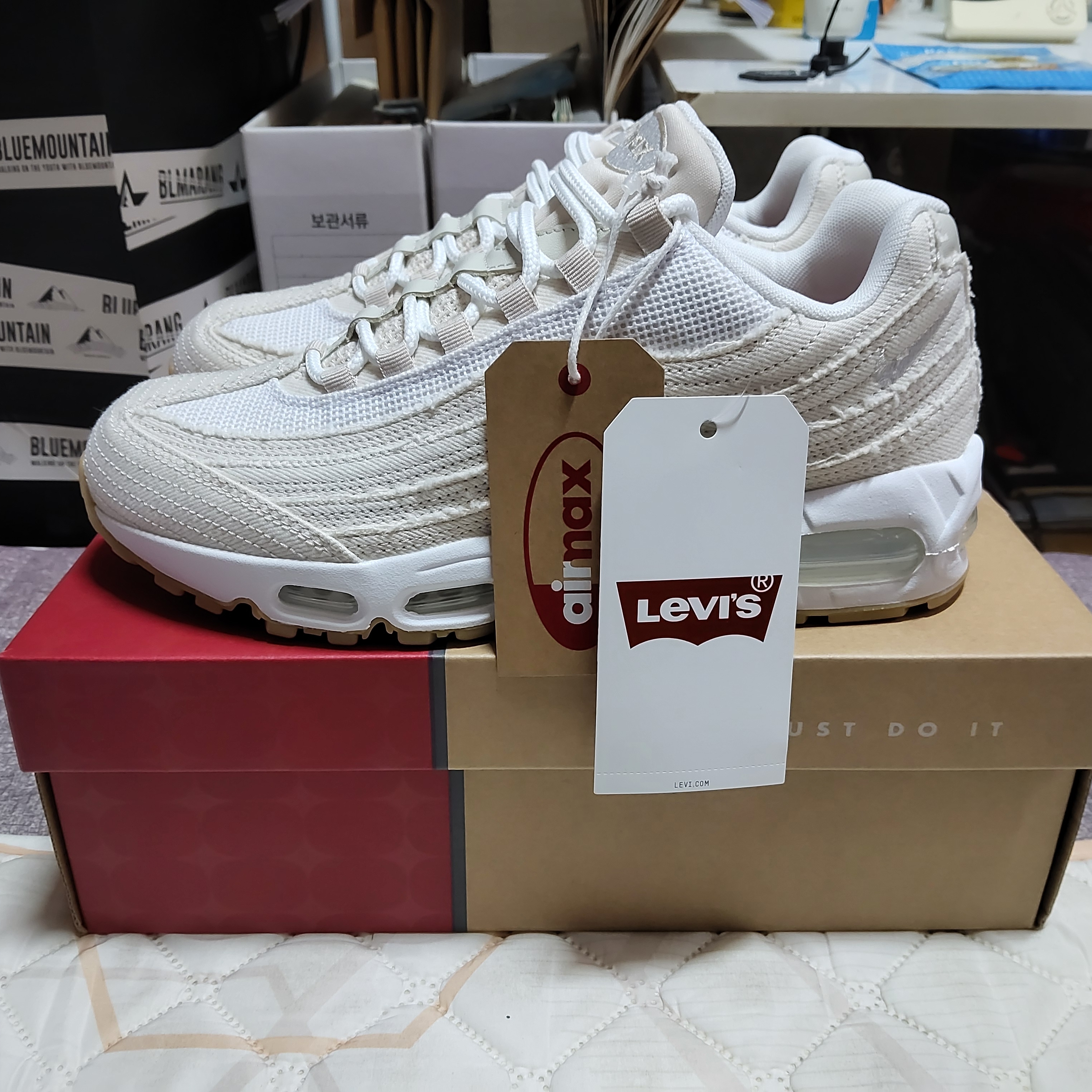 Nike x Levi's Air Max 95 White and Ecru 착용 스타일 - 1