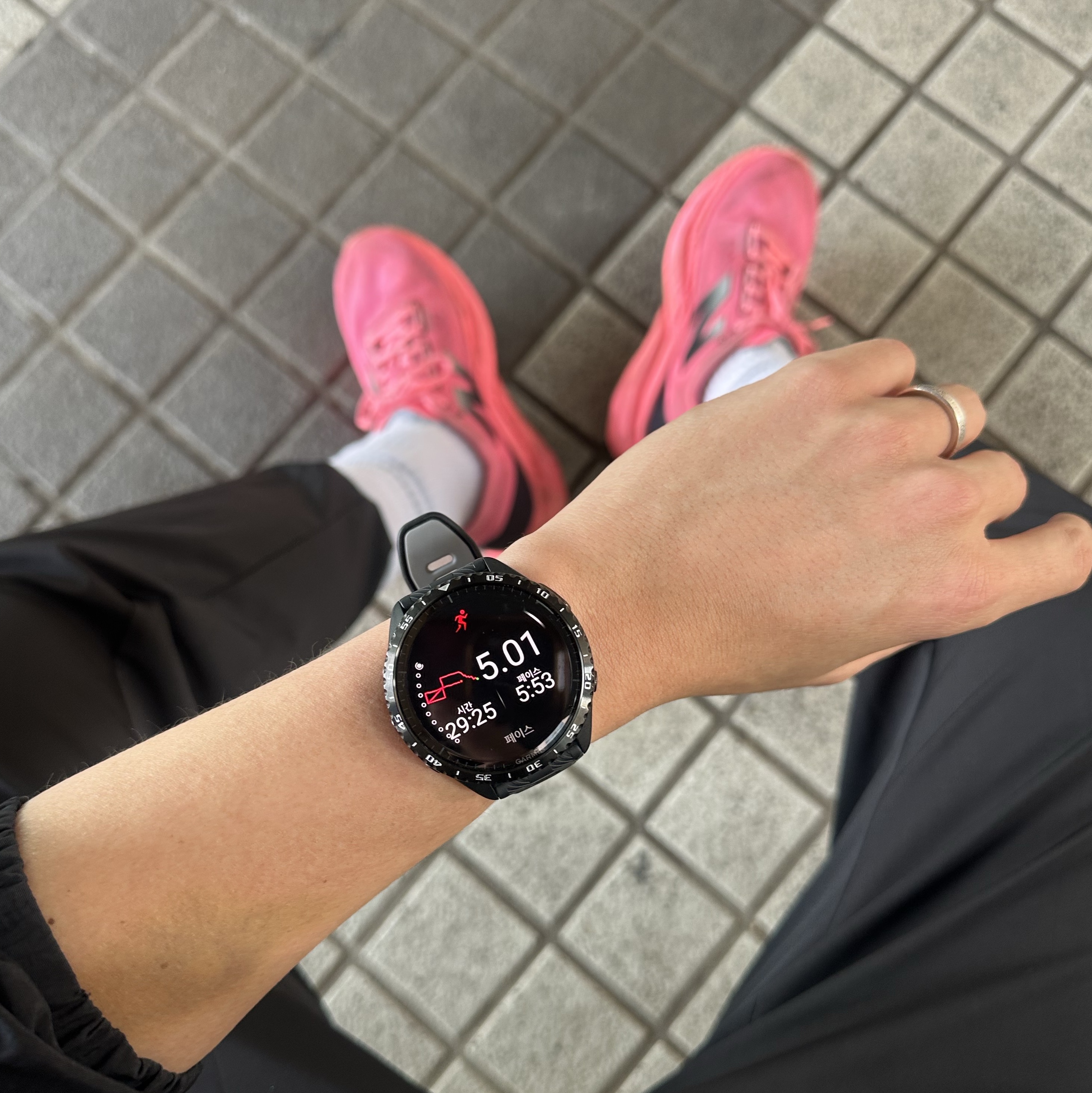New Balance Fuelcell Rebel v4 Ultra Pink Black - 2E Wide, [10% 적립] Garmin Forerunner 965 GPS Black (WiFi) 착용 스타일