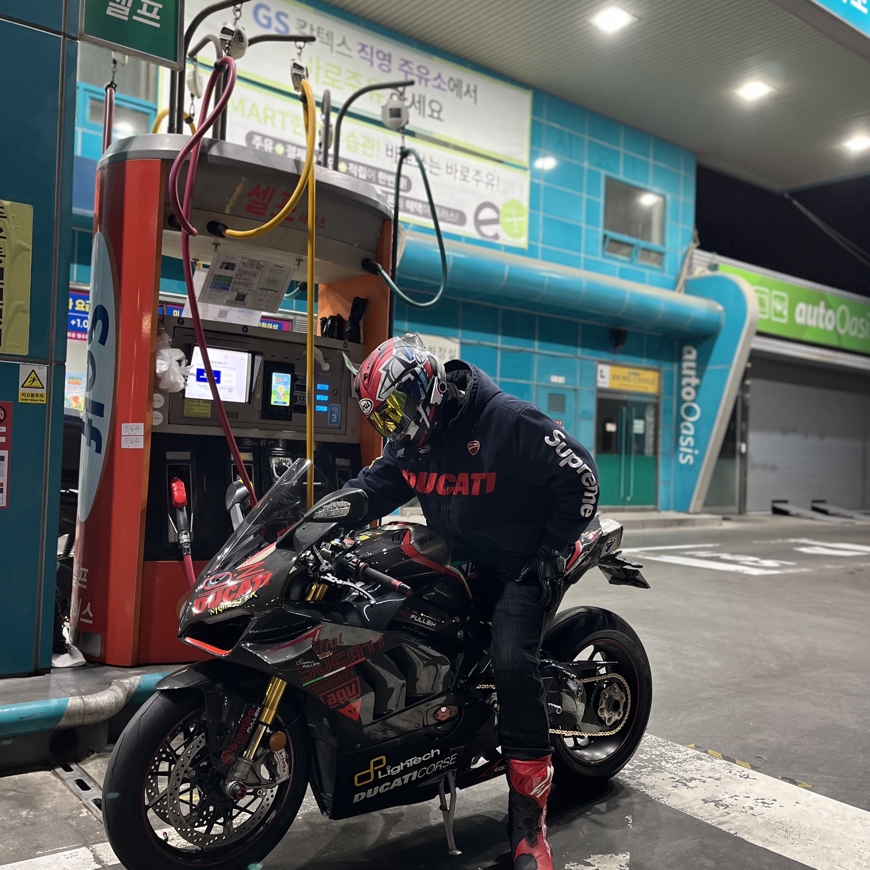 Supreme x Ducati Hooded Racing Jacket Black - 24SS 착용 스타일