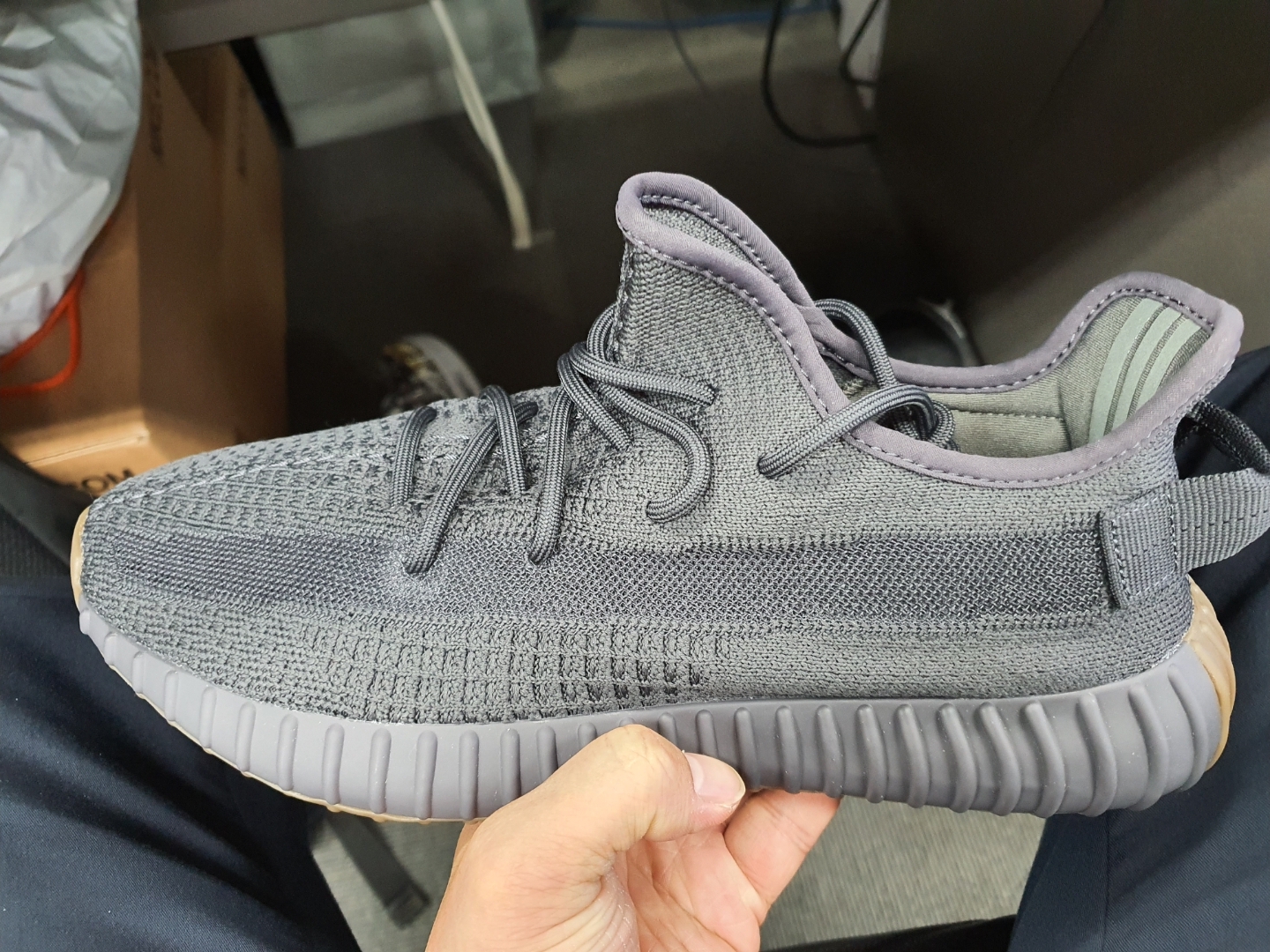 Adidas Yeezy Boost 350 V2 Cinder 착용 스타일