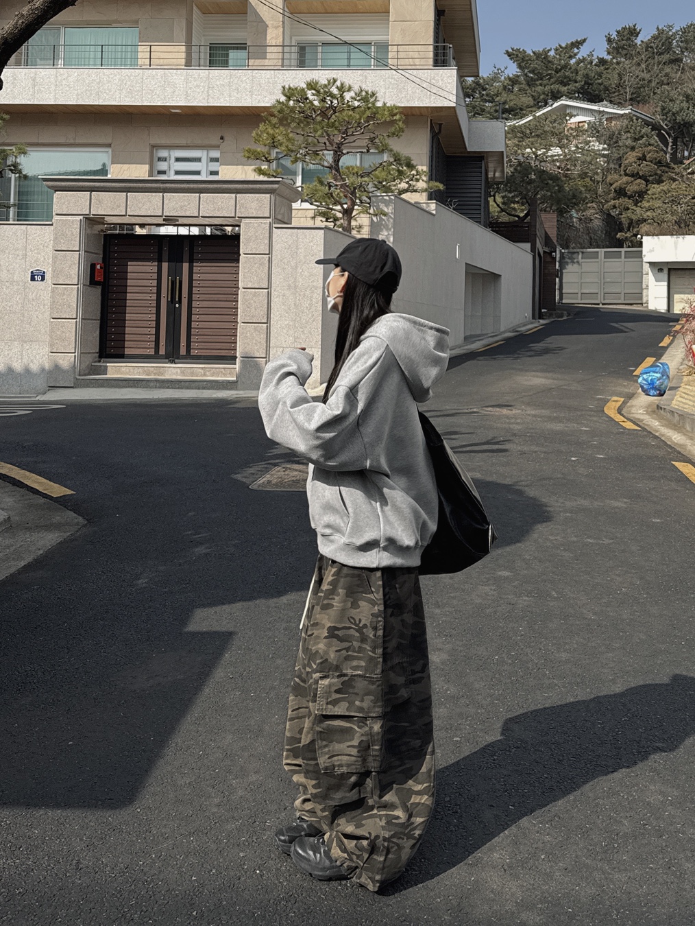 Y-3 Dad Cap Black, Oakley Light Breathe Triple Black 착용 스타일 - 3