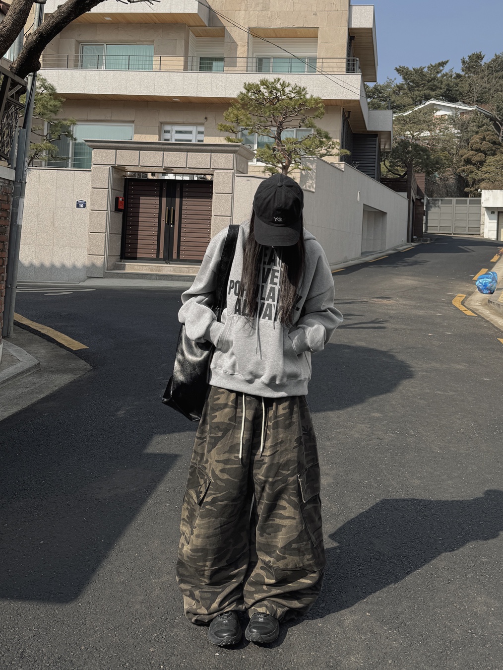 Y-3 Dad Cap Black, Oakley Light Breathe Triple Black 착용 스타일 - 2