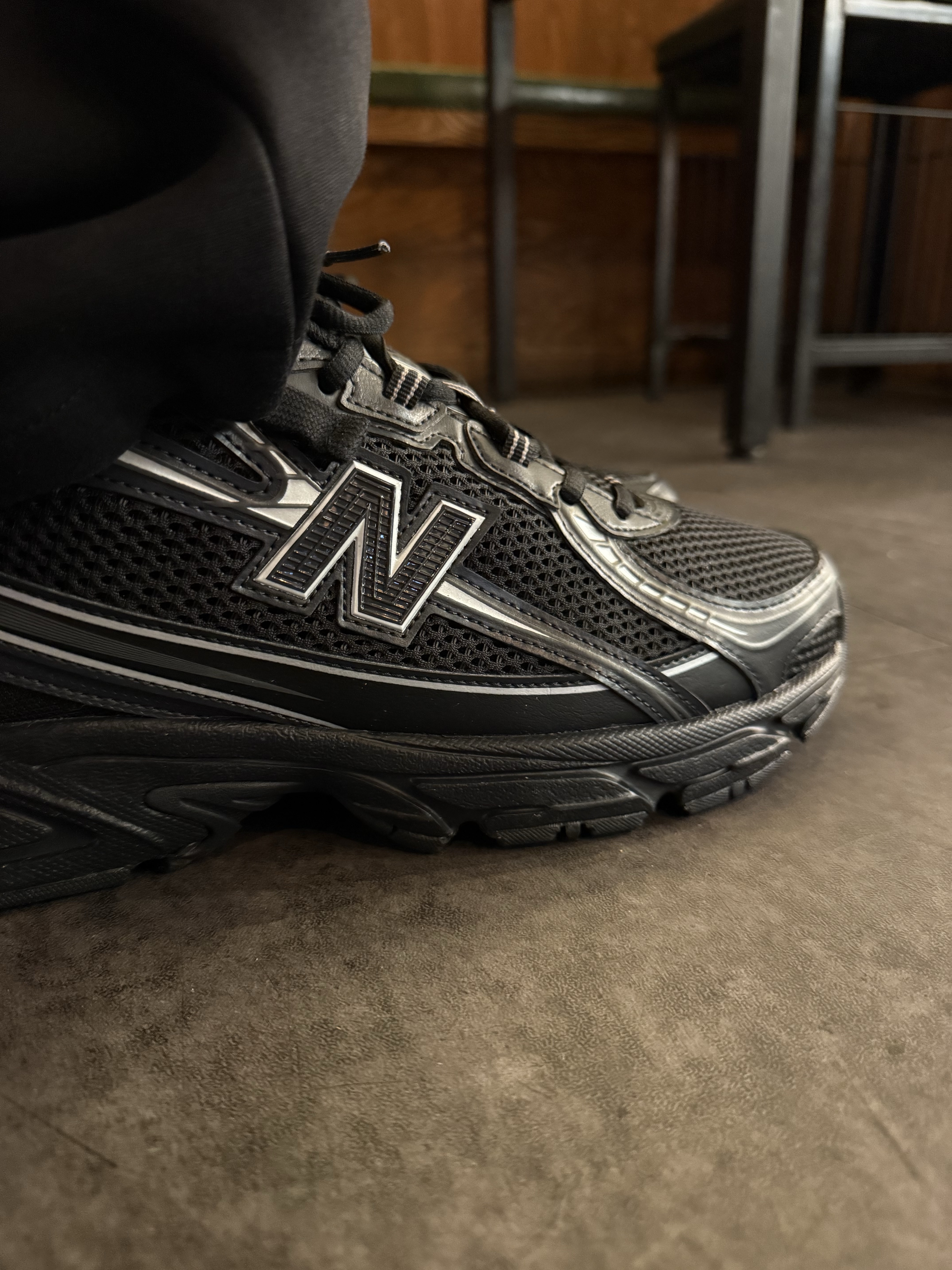 New Balance 740v2 Black Silver Metallic 착용 스타일 - 2