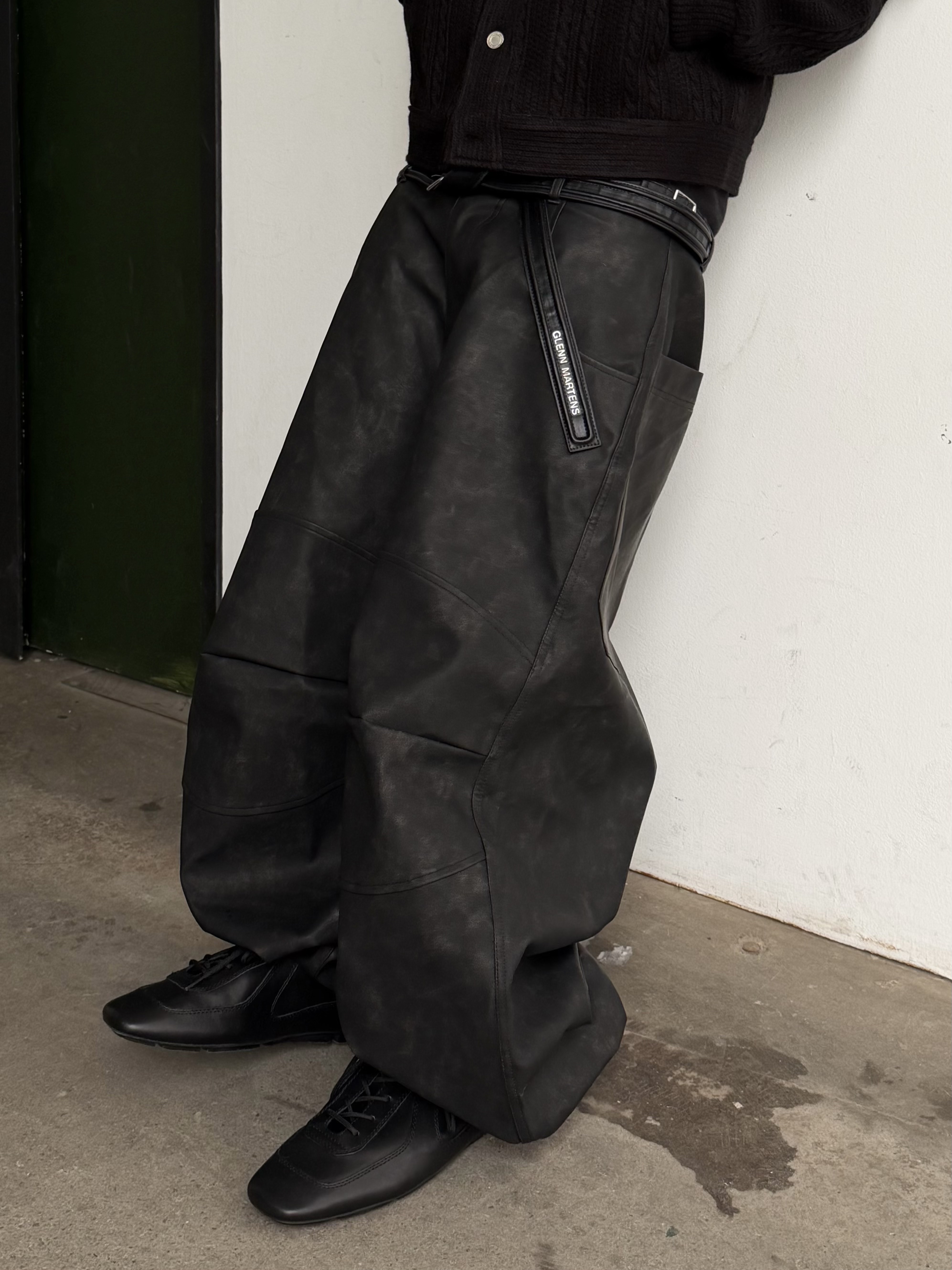 Kapital 11.5 oz. Black Denim The Old Man And The Sea Cap Crash Remake Black, MJD x Koin Seoul 3D Knee Eco Leather Pants Black 착용 스타일 - 2