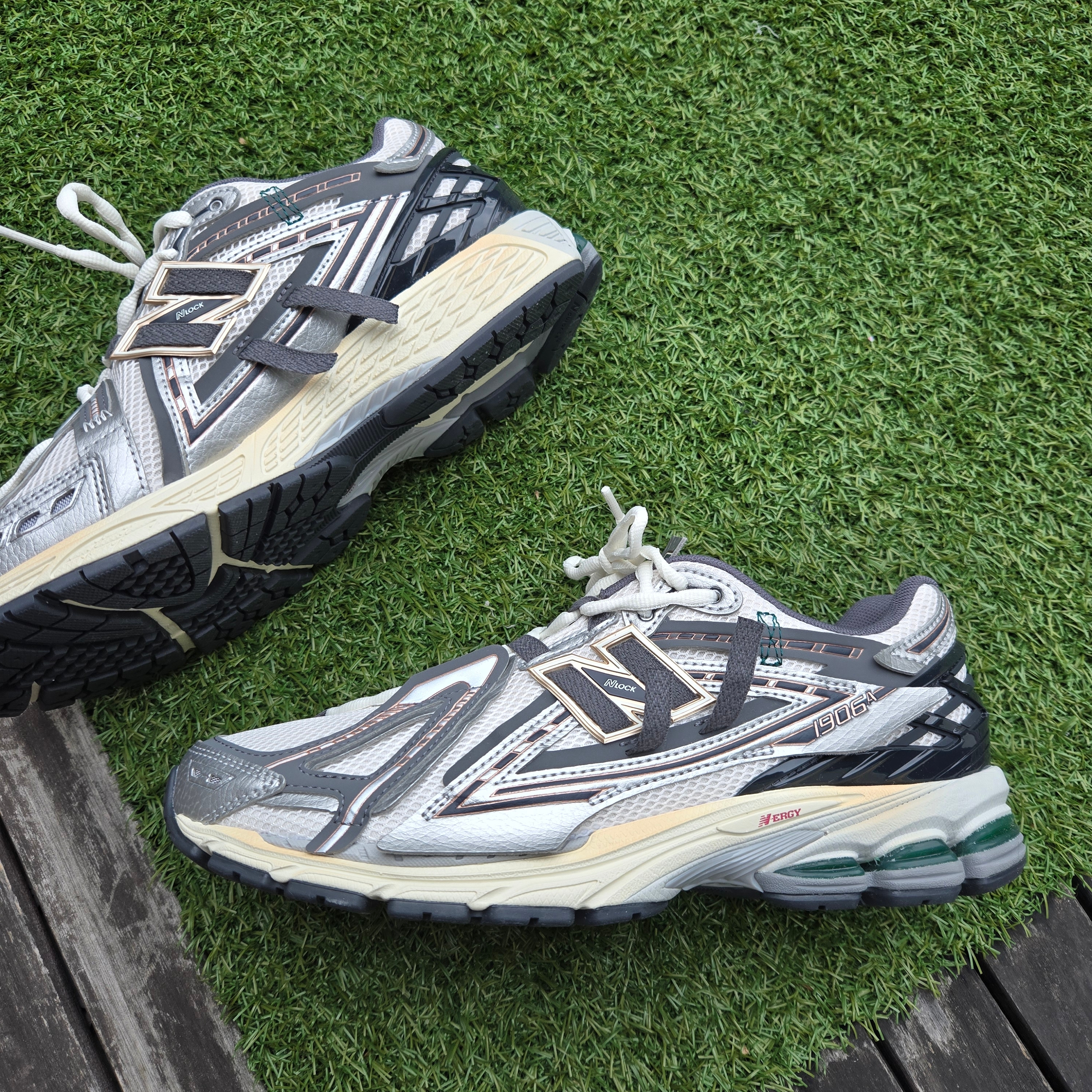 New Balance 1906A Silver Metallic Castlerock 착용 스타일 - 4