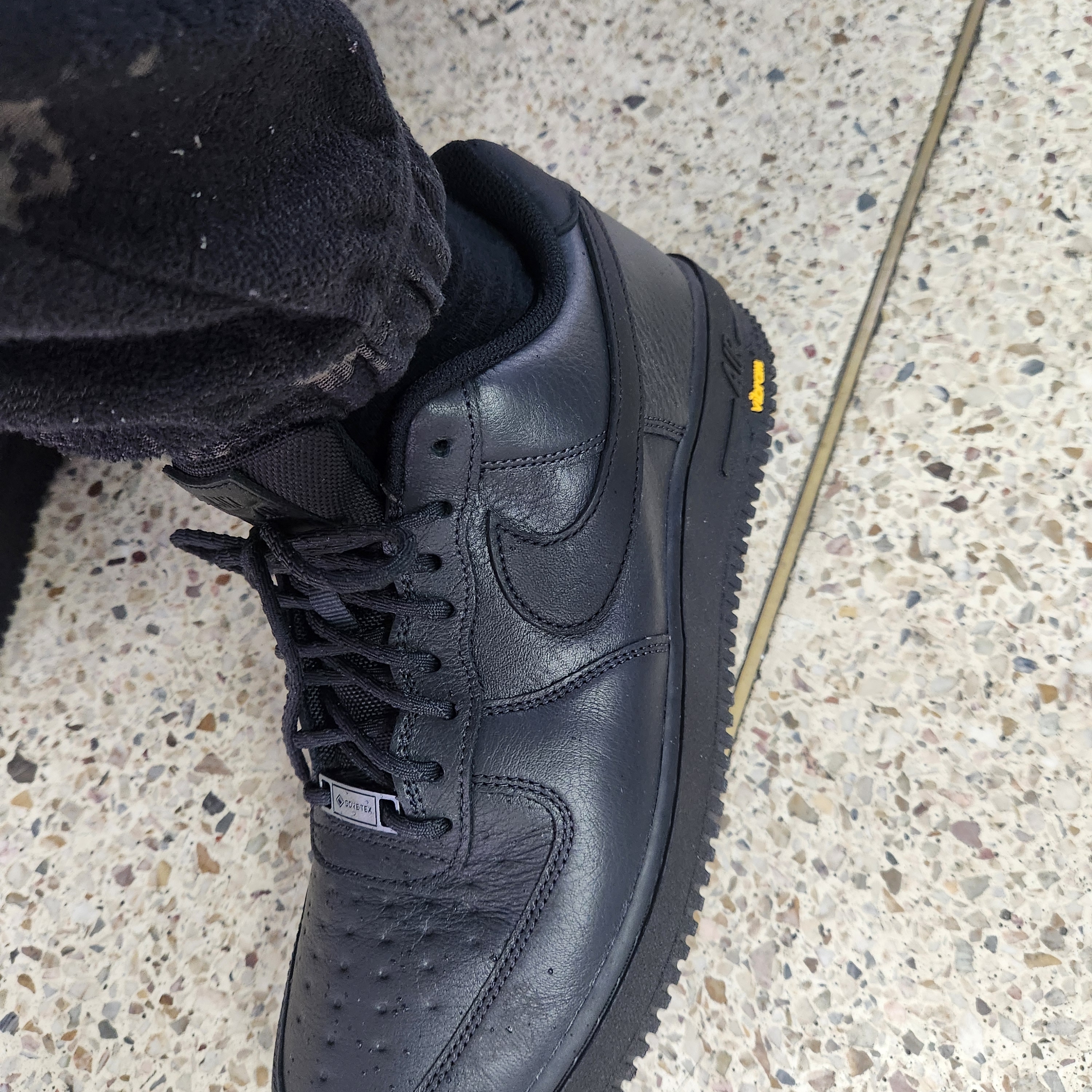 Nike Air Force 1 Low Gore-Tex Vibram Off Noir and Black 착용 스타일 - 1