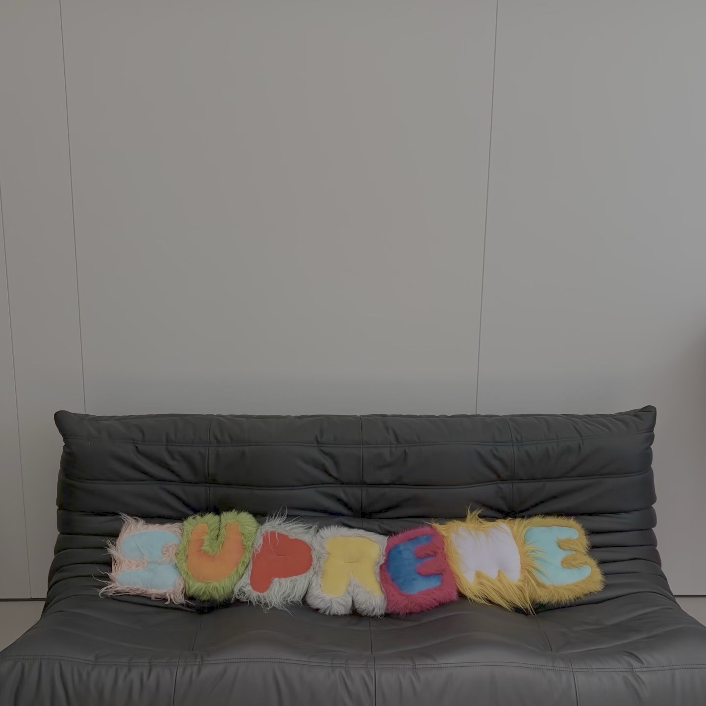 Supreme Faux Fur Pillow Multicolor - 26SS 착용 스타일