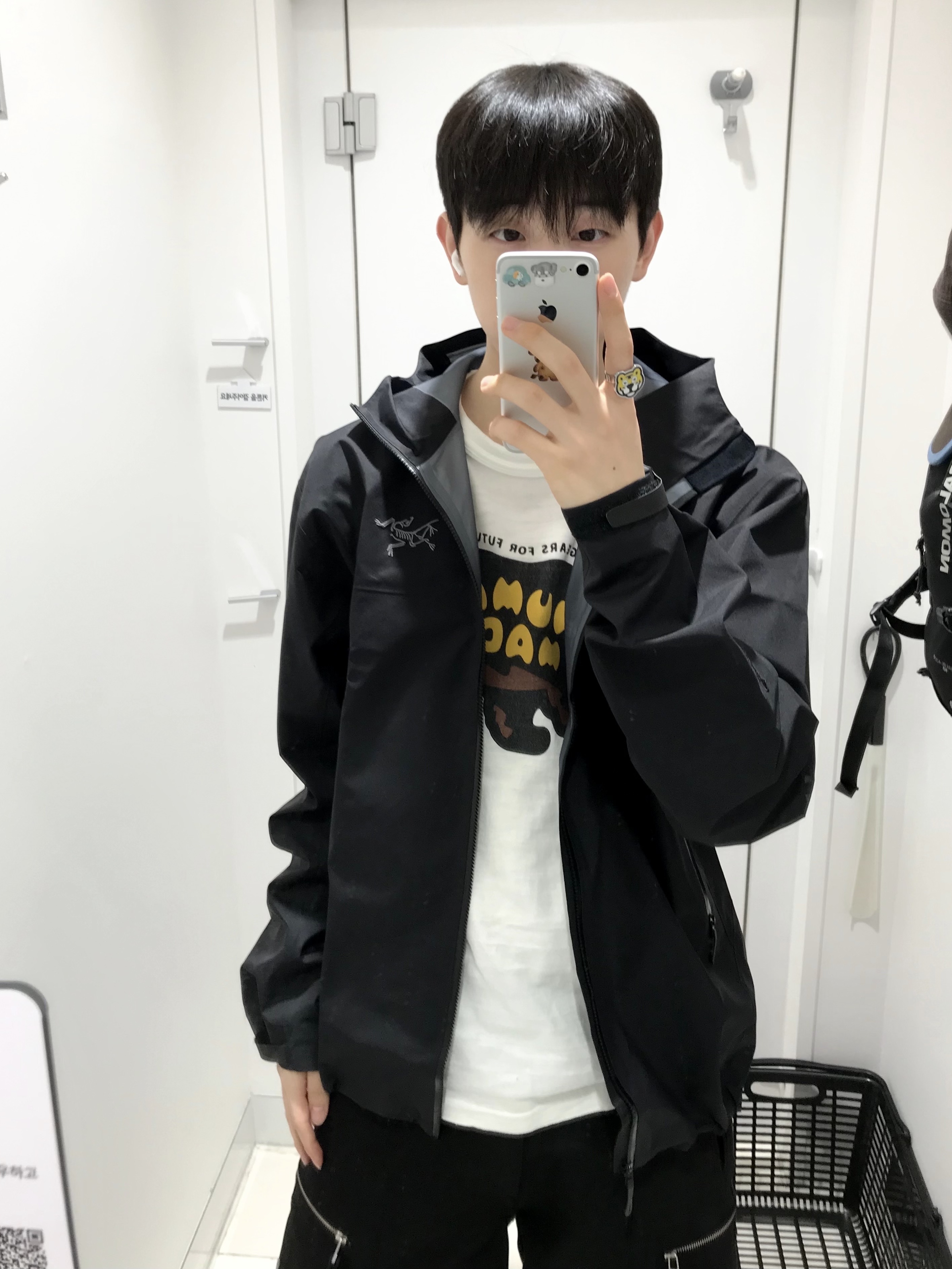 Arc'teryx Beta Jacket Black, Salomon Trailblazer 10 Black 착용 스타일 - 3
