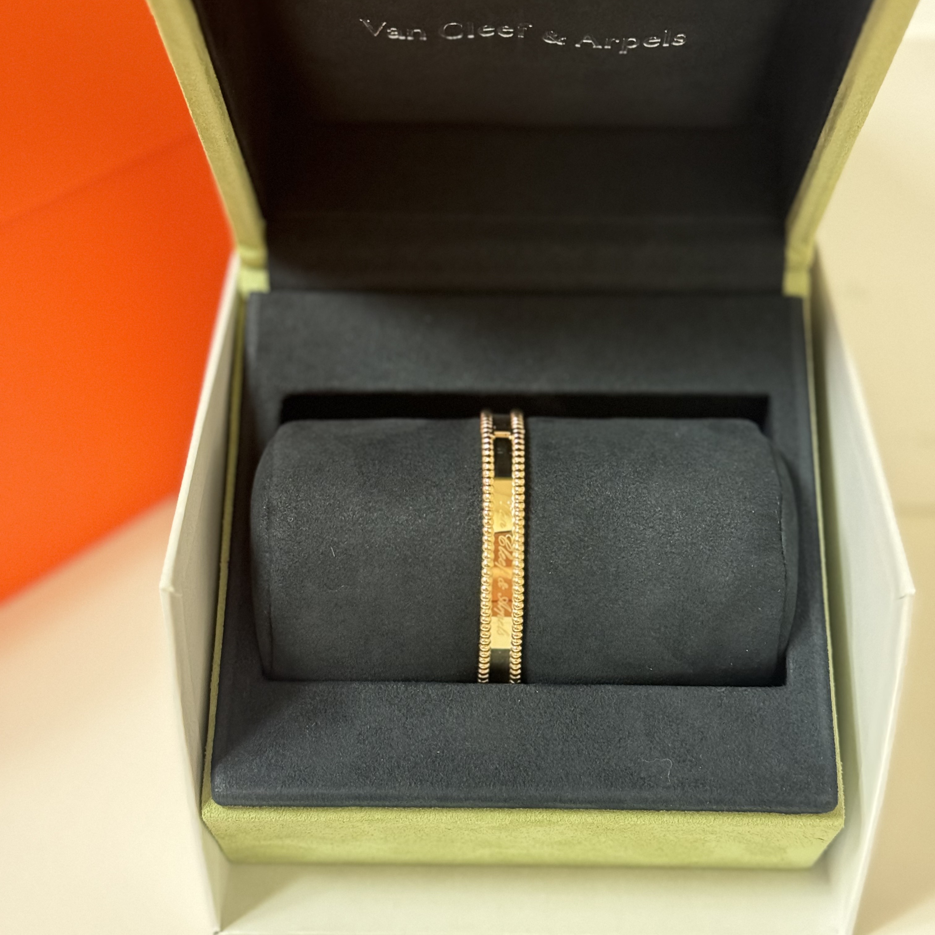 Van Cleef & Arpels Perlee Signature Bracelet Medium Model 18K Yellow Gold 착용 스타일