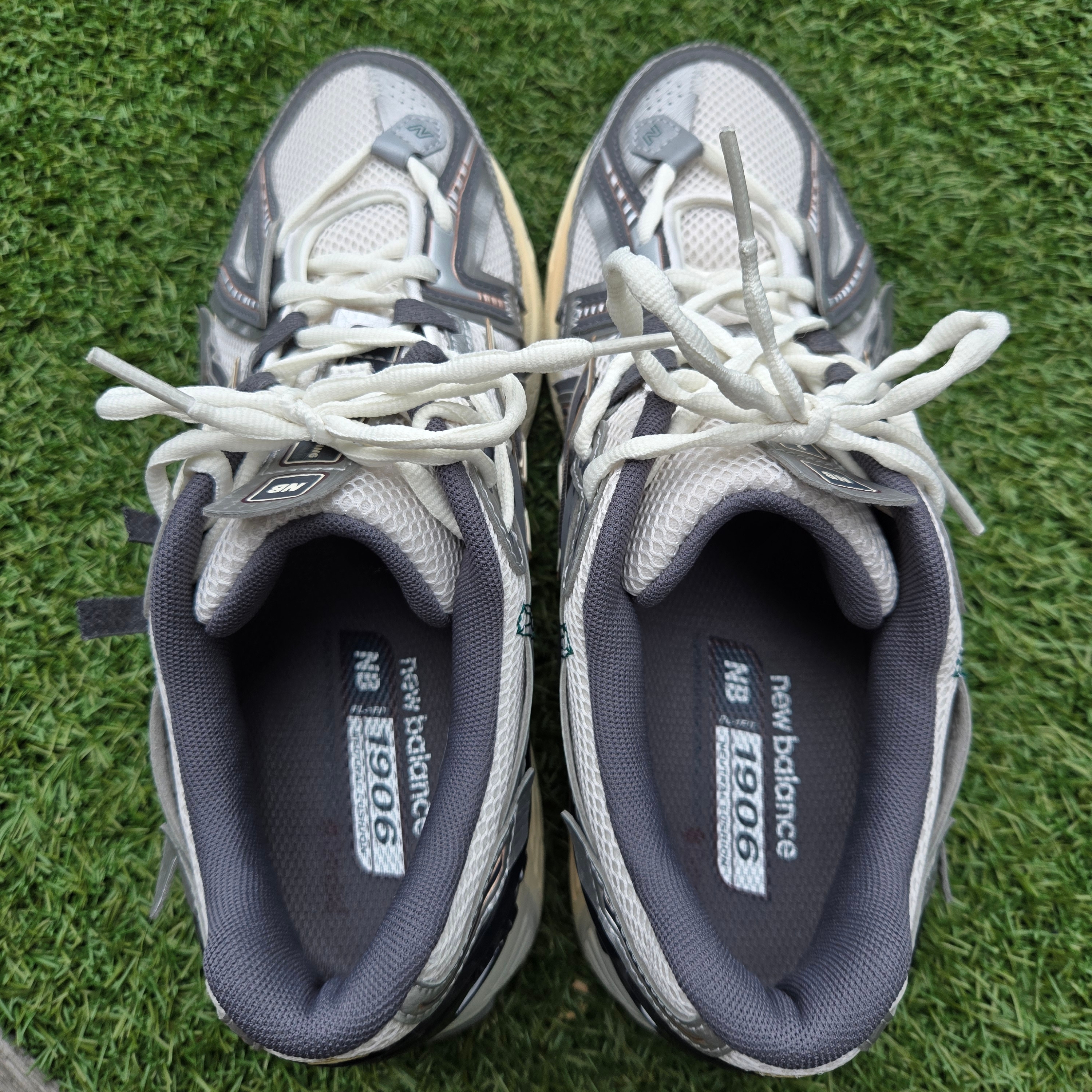 New Balance 1906A Silver Metallic Castlerock 착용 스타일 - 3