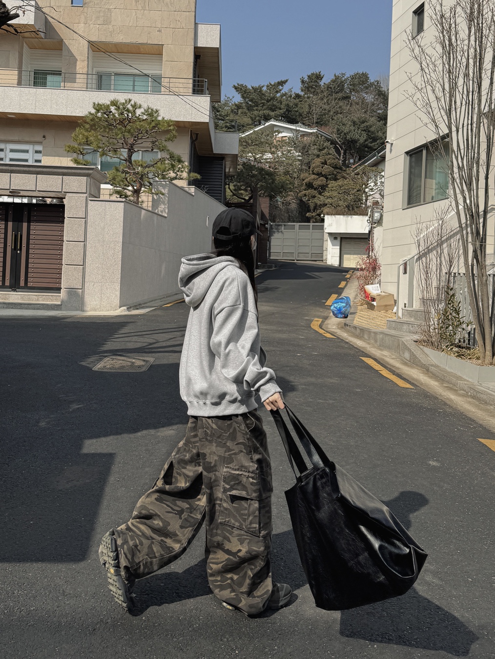 Y-3 Dad Cap Black, Oakley Light Breathe Triple Black 착용 스타일 - 4