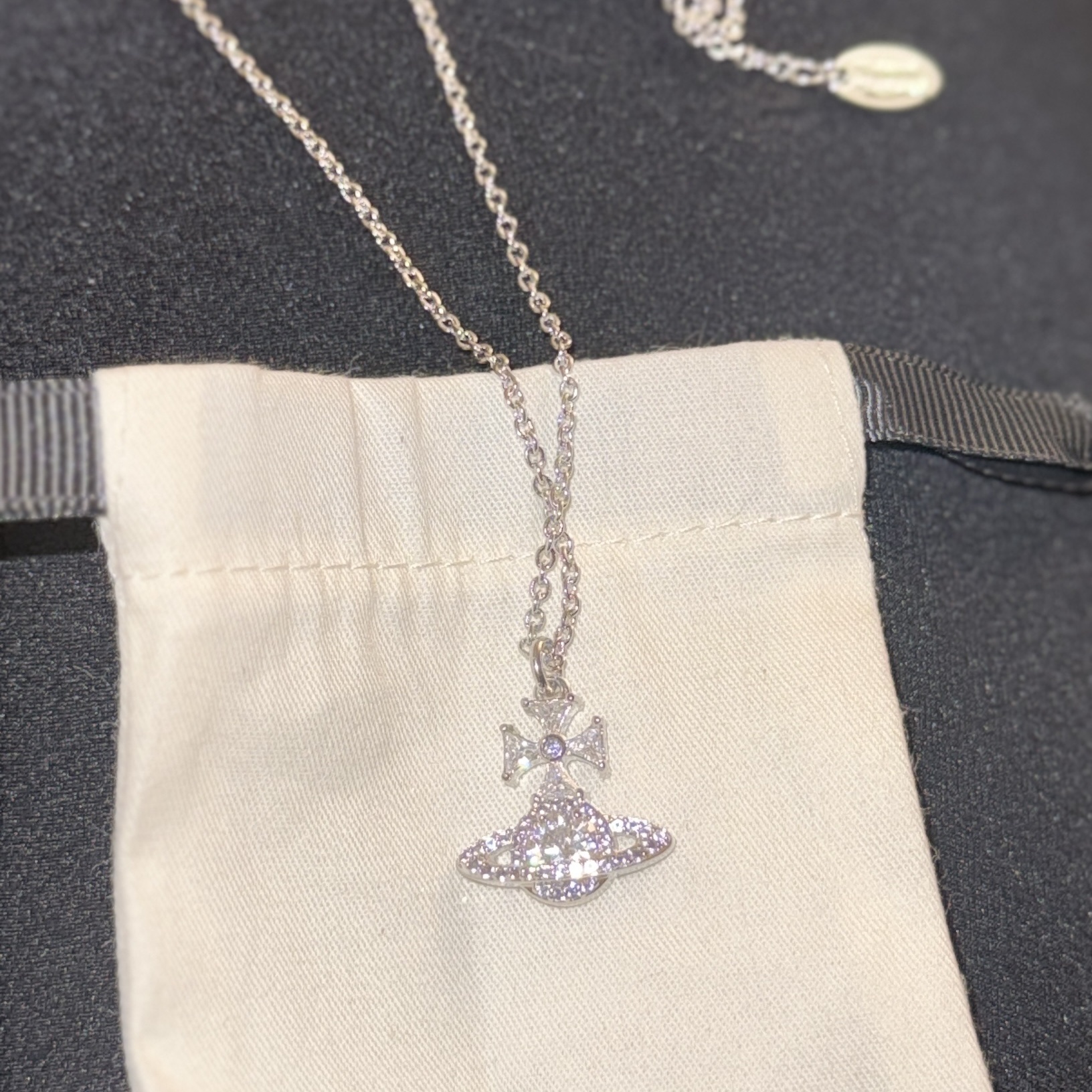 Vivienne Westwood Mila Pendant Necklace Platinum Lavender 착용 스타일