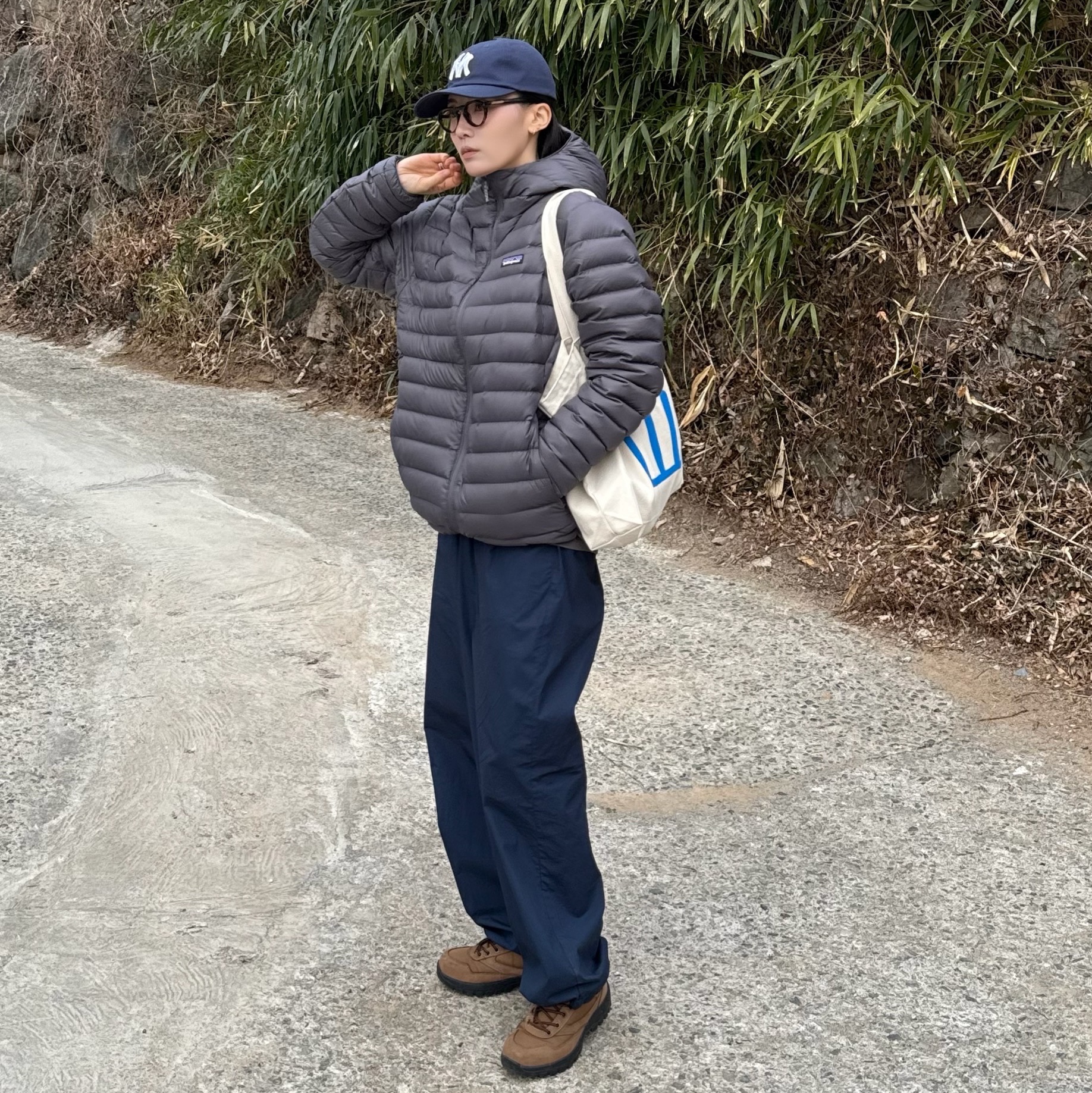 Patagonia Down Sweater Hoody Forge Grey 착용 스타일 - 2