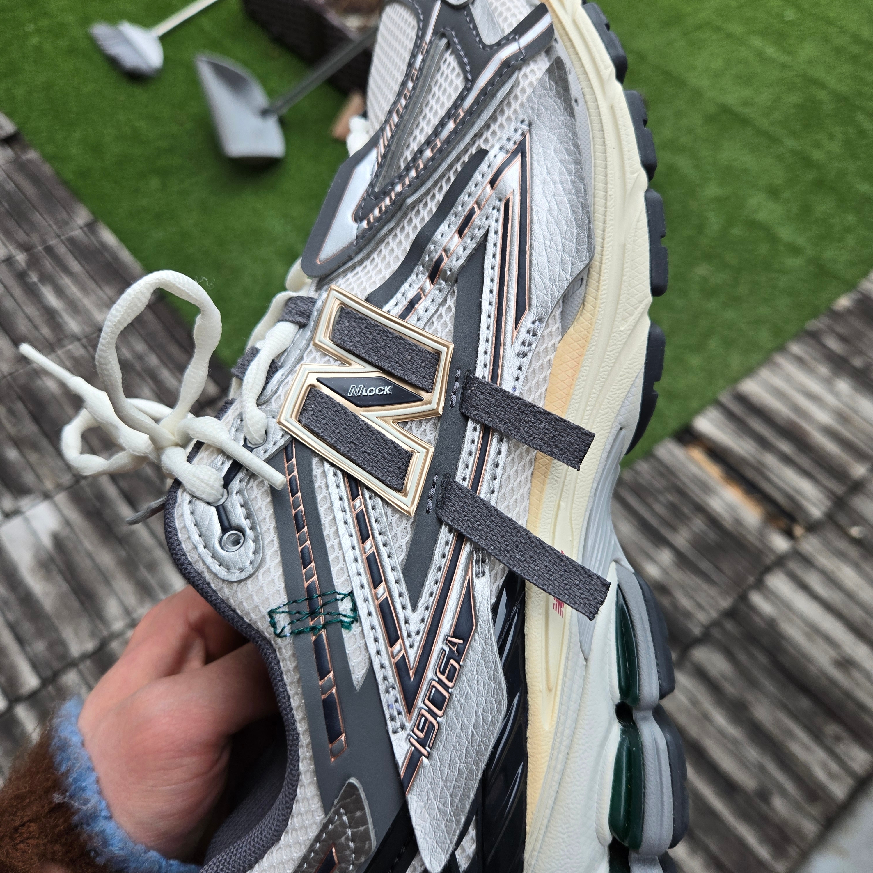 New Balance 1906A Silver Metallic Castlerock 착용 스타일 - 2