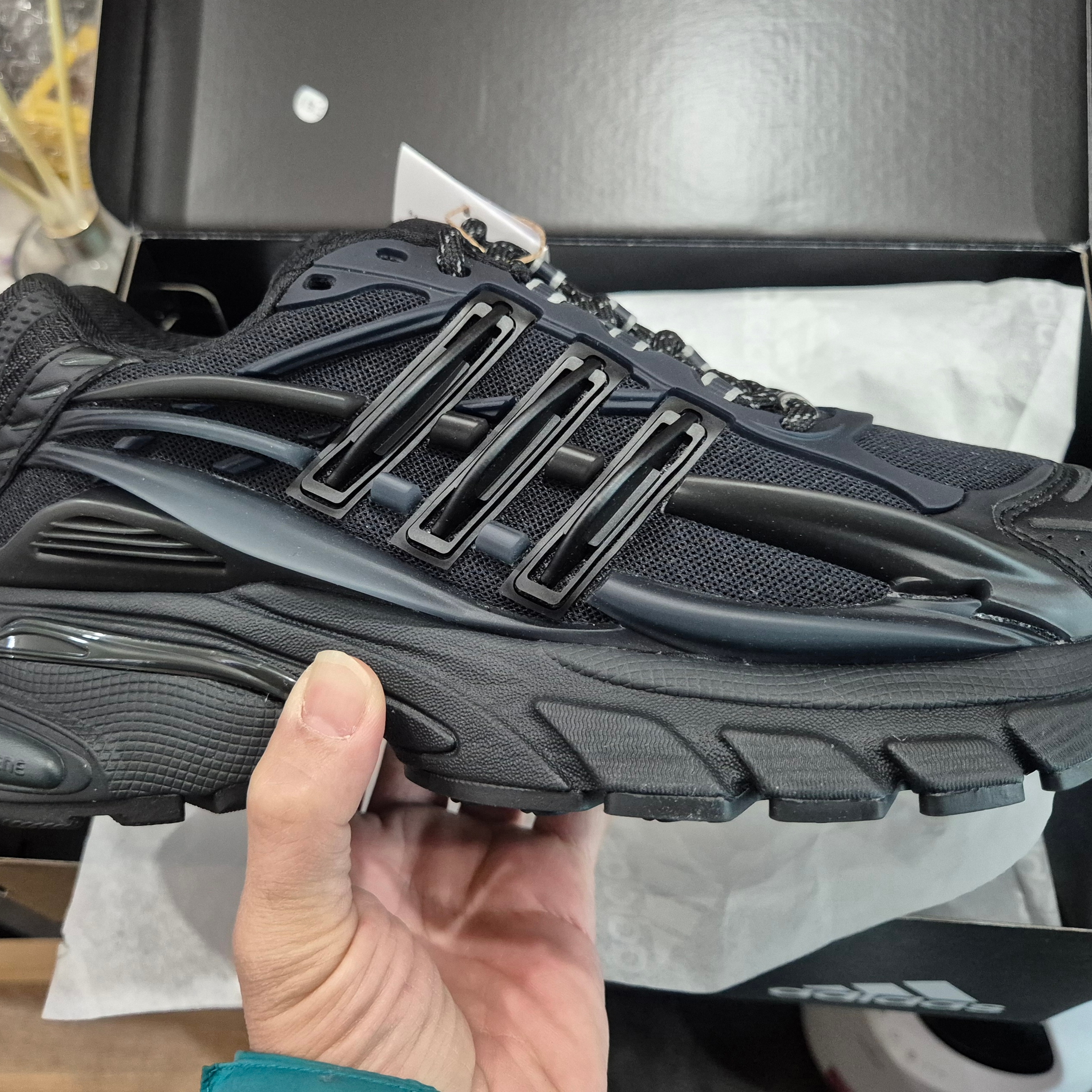 Adidas x Pharrell Williams Virginia Adistar Jellyfish Triple Black 착용 스타일 - 4