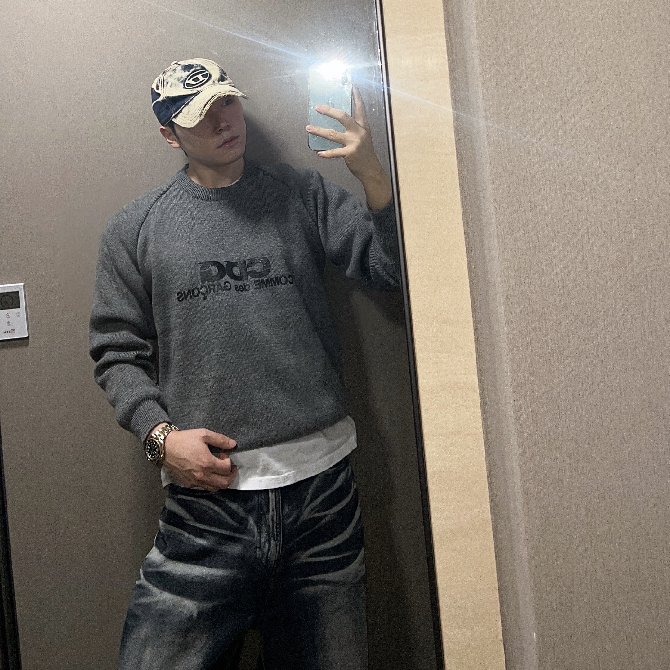 CDG Round Neck School Pullover Grey 착용 스타일