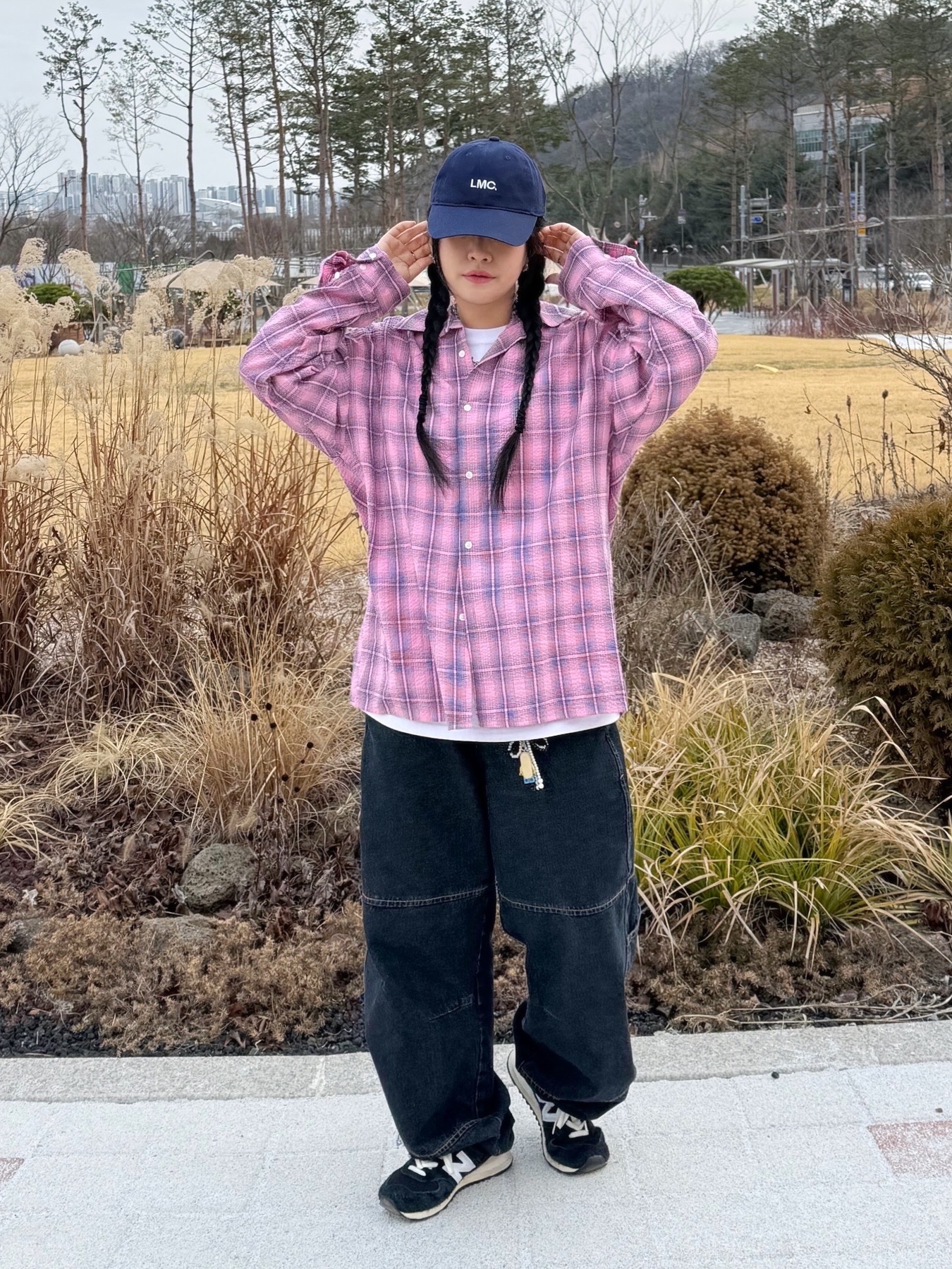 New Balance 574 Heritage Deep Black 착용 스타일