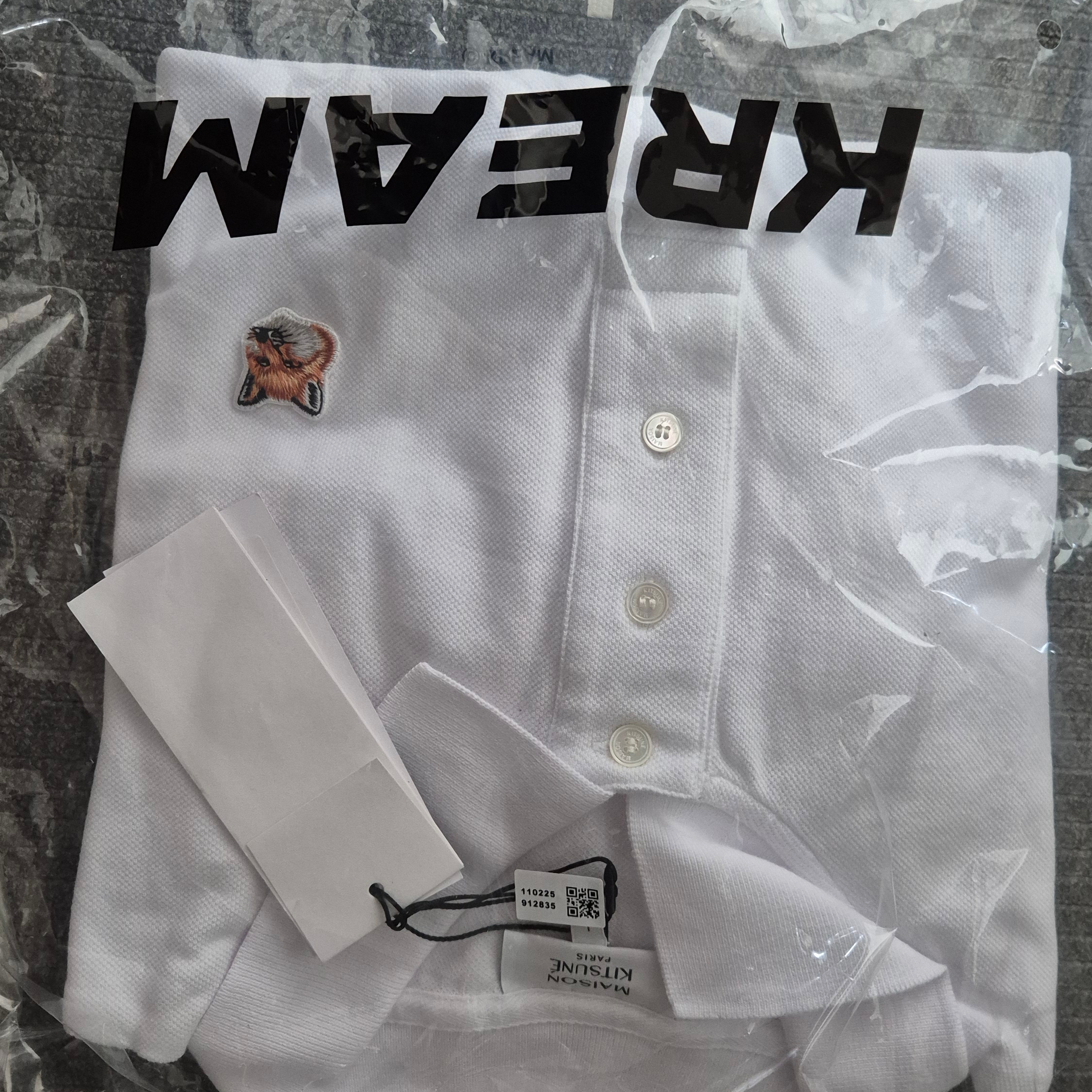 Maison Kitsune Fox Head Patch Polo White 착용 스타일