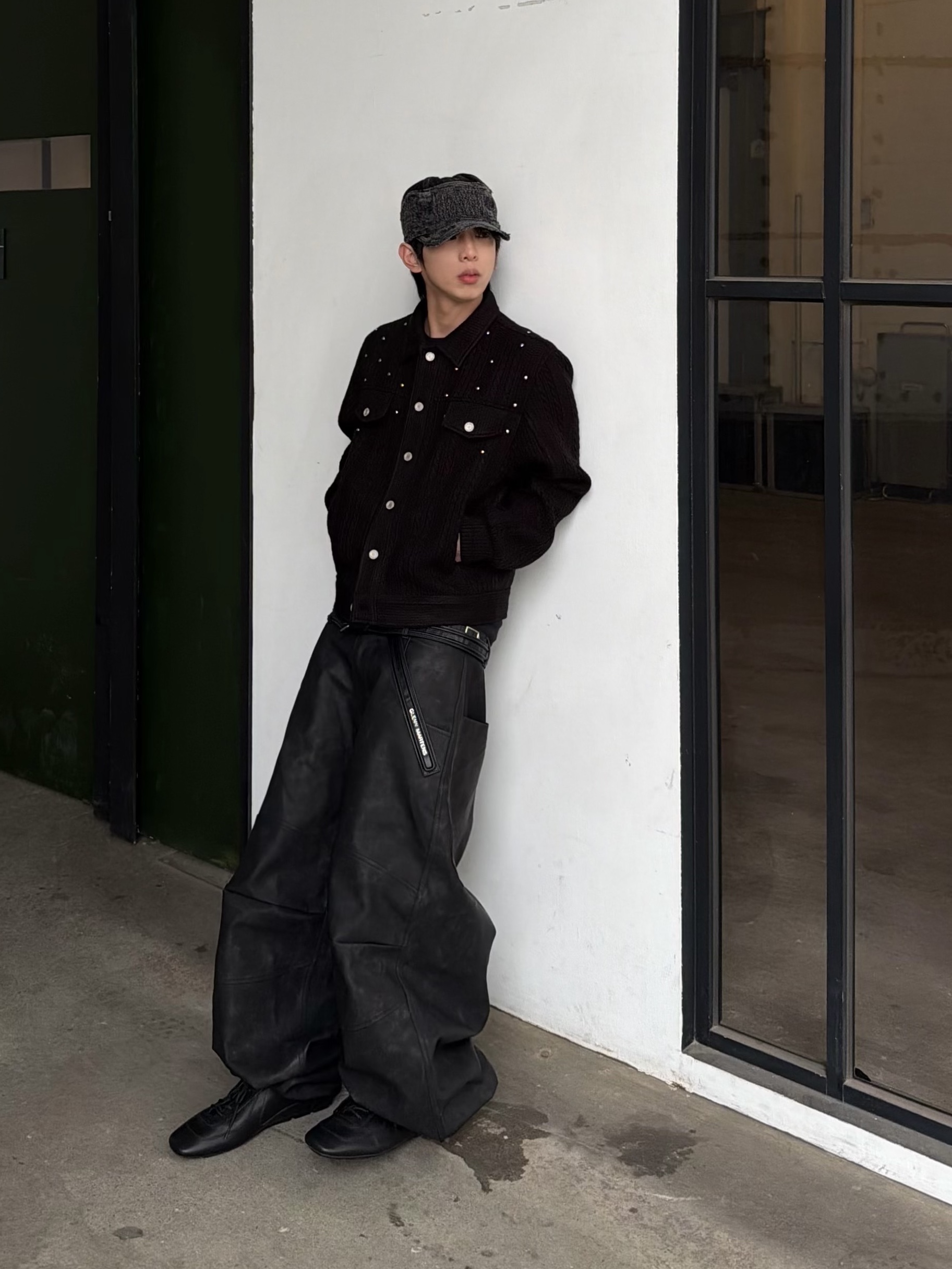 Kapital 11.5 oz. Black Denim The Old Man And The Sea Cap Crash Remake Black, MJD x Koin Seoul 3D Knee Eco Leather Pants Black 착용 스타일 - 1