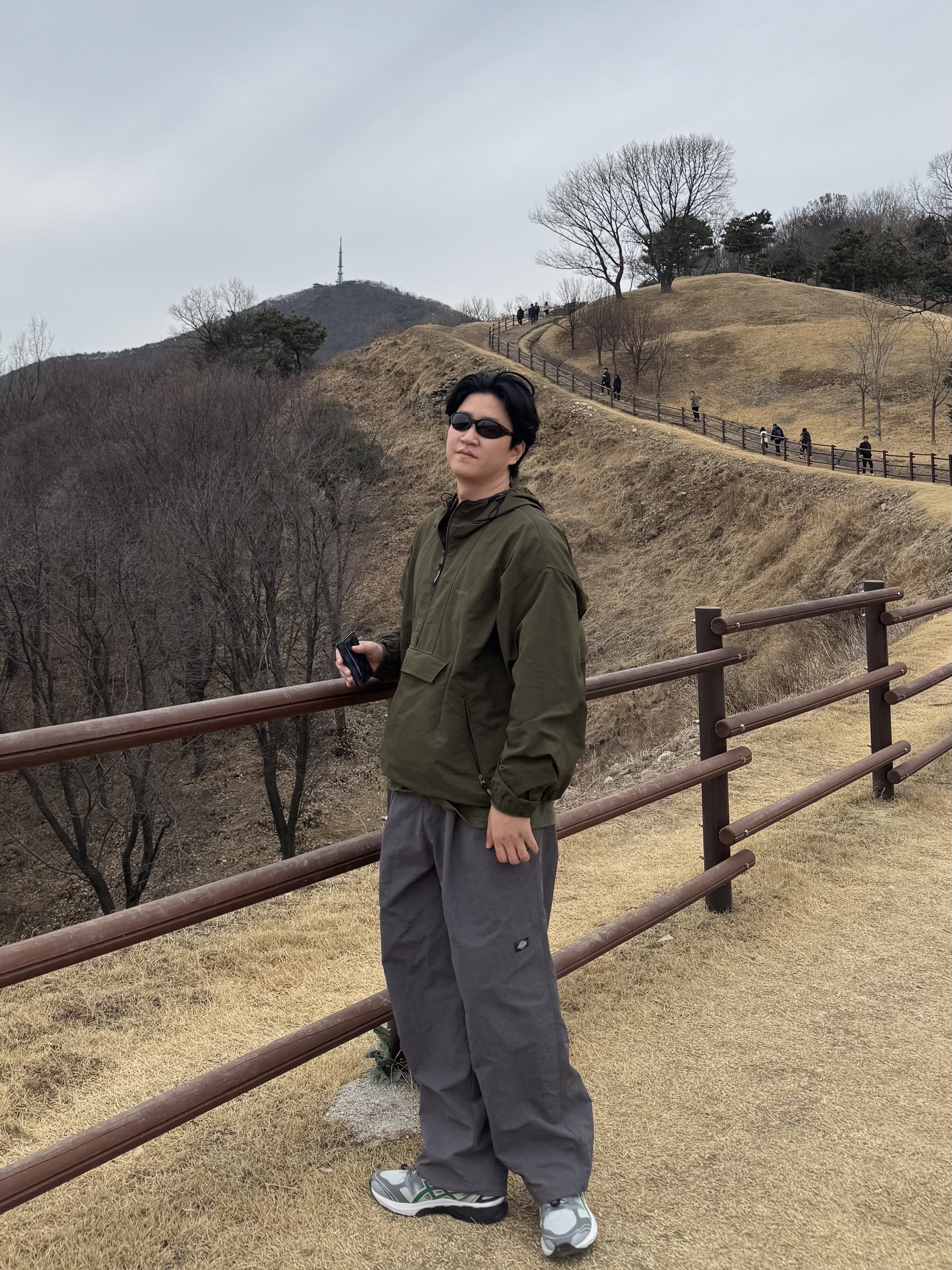 Oakley Eye Jacket Redux Matte Black Frame Prizm Grey Lenses High Bridge Fit, Asics x Sansan Gear Gel-Terrain Grey Violet Jolly Green 착용 스타일 - 1