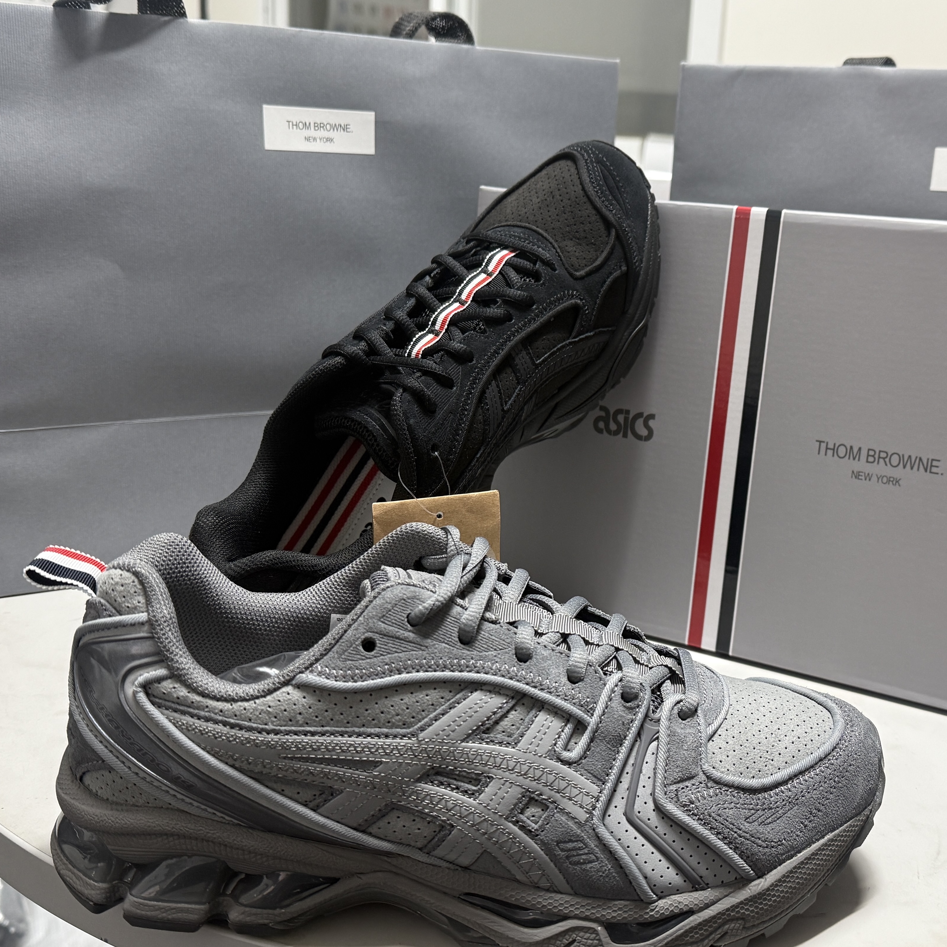 Asics x Thom Browne Gel-Kayano 14 Grey, Asics x Thom Browne Gel-Kayano 14 Black 착용 스타일