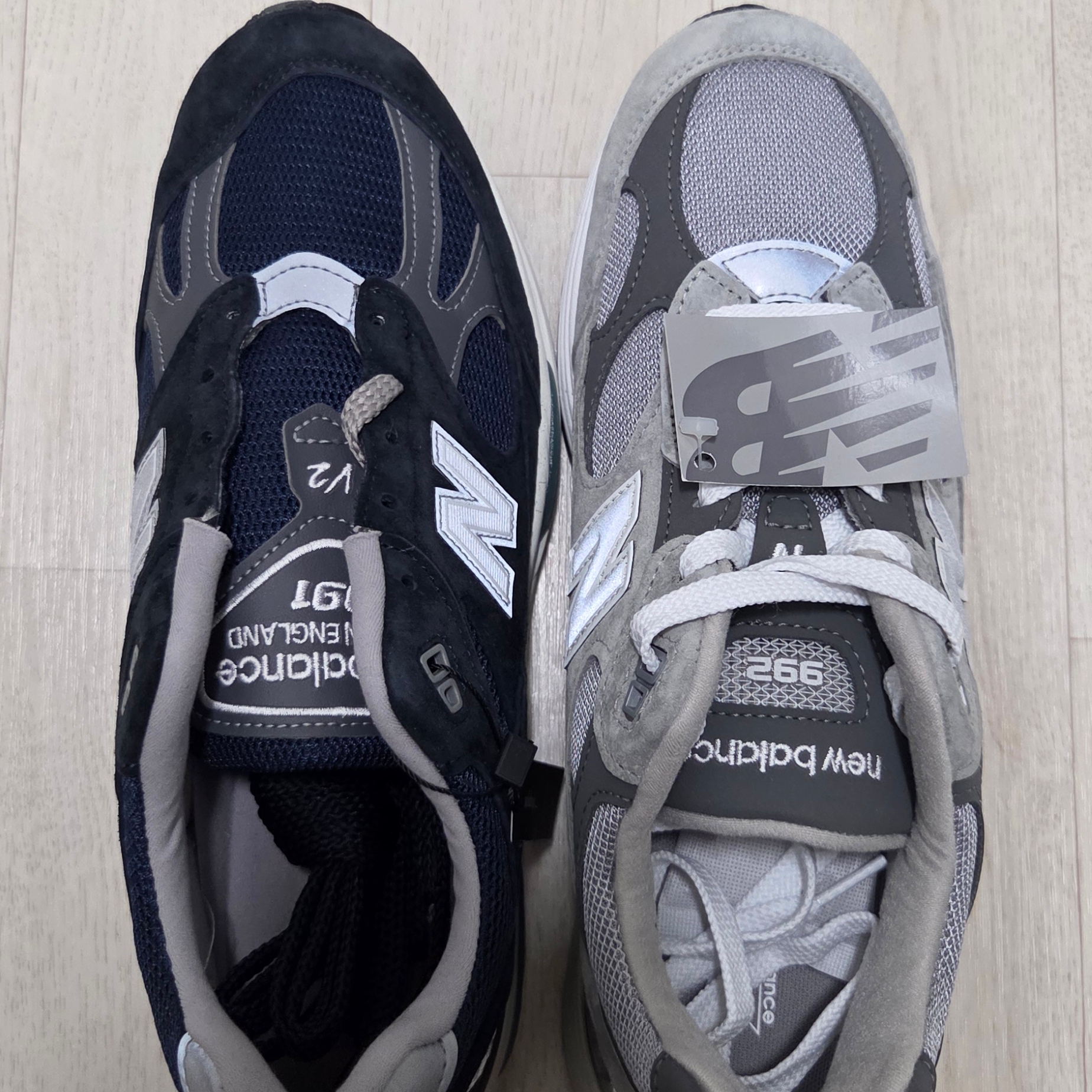 New Balance 991v2 Made in UK Dark Navy Smoked Pearl, New Balance 992 Made in USA Core Grey Silver Metallic 착용 스타일 - 1