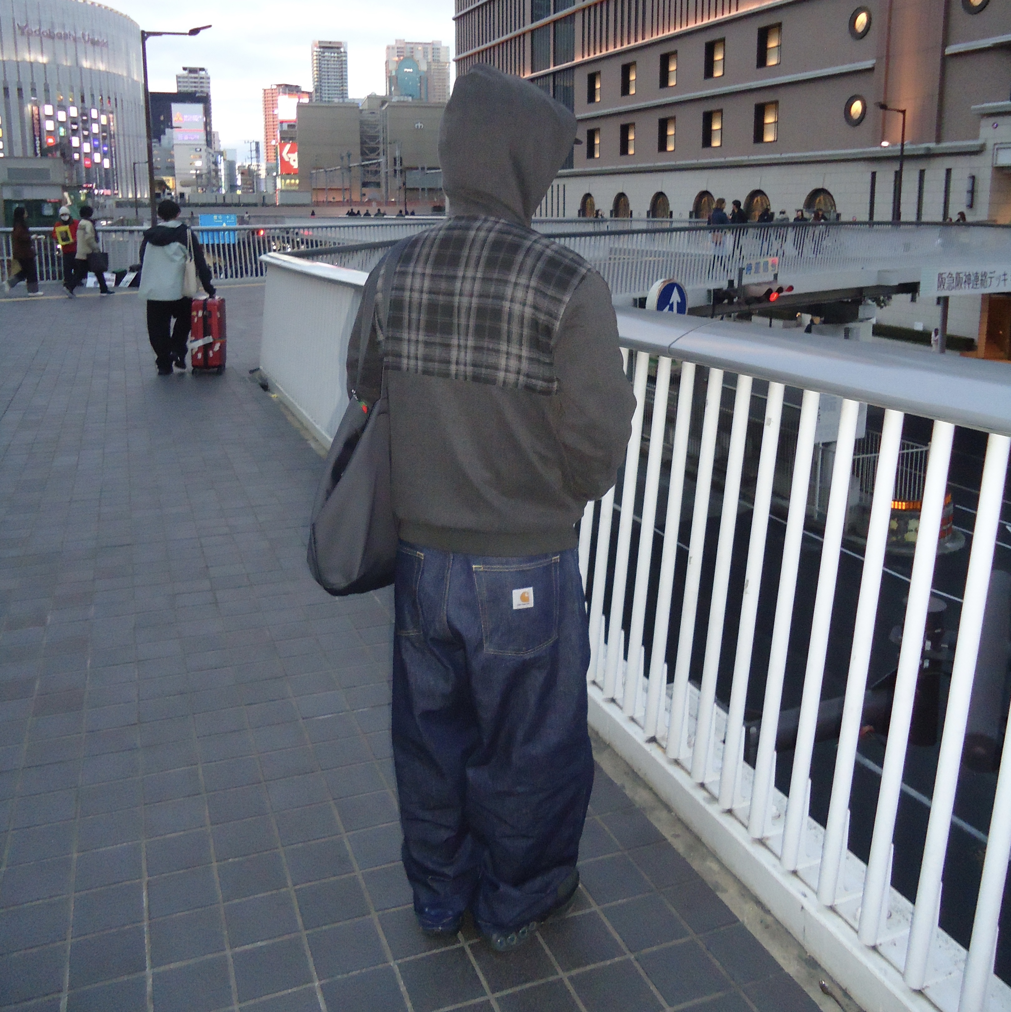 Carhartt WIP Brandon Pants Blue Rigid, Dr. Martens 1461 Smooth Black 착용 스타일 - 3