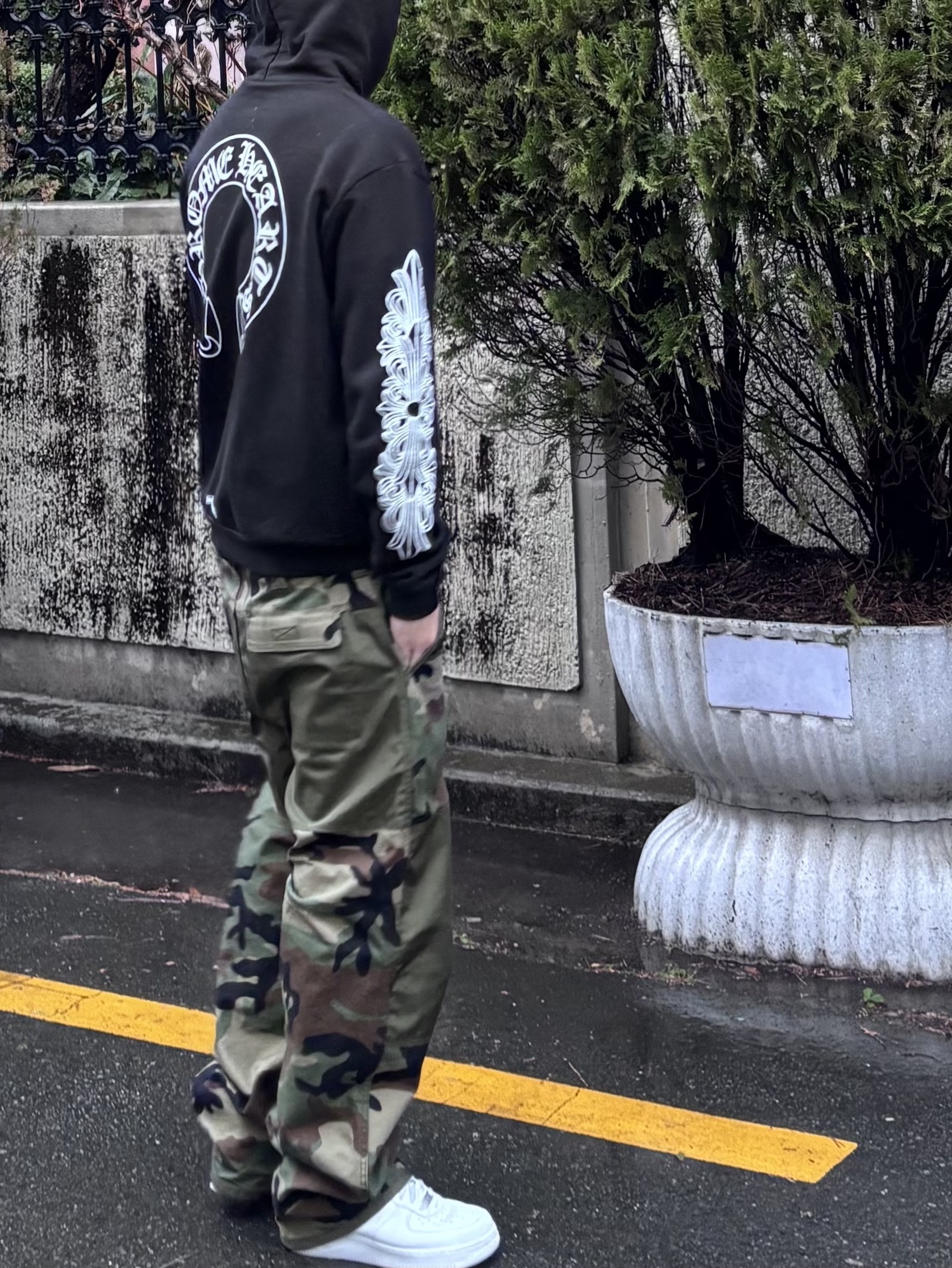 Chrome Hearts Horseshoe Floral Hoodie Black, Stussy Utility Pants Woodland Camo 착용 스타일 - 3