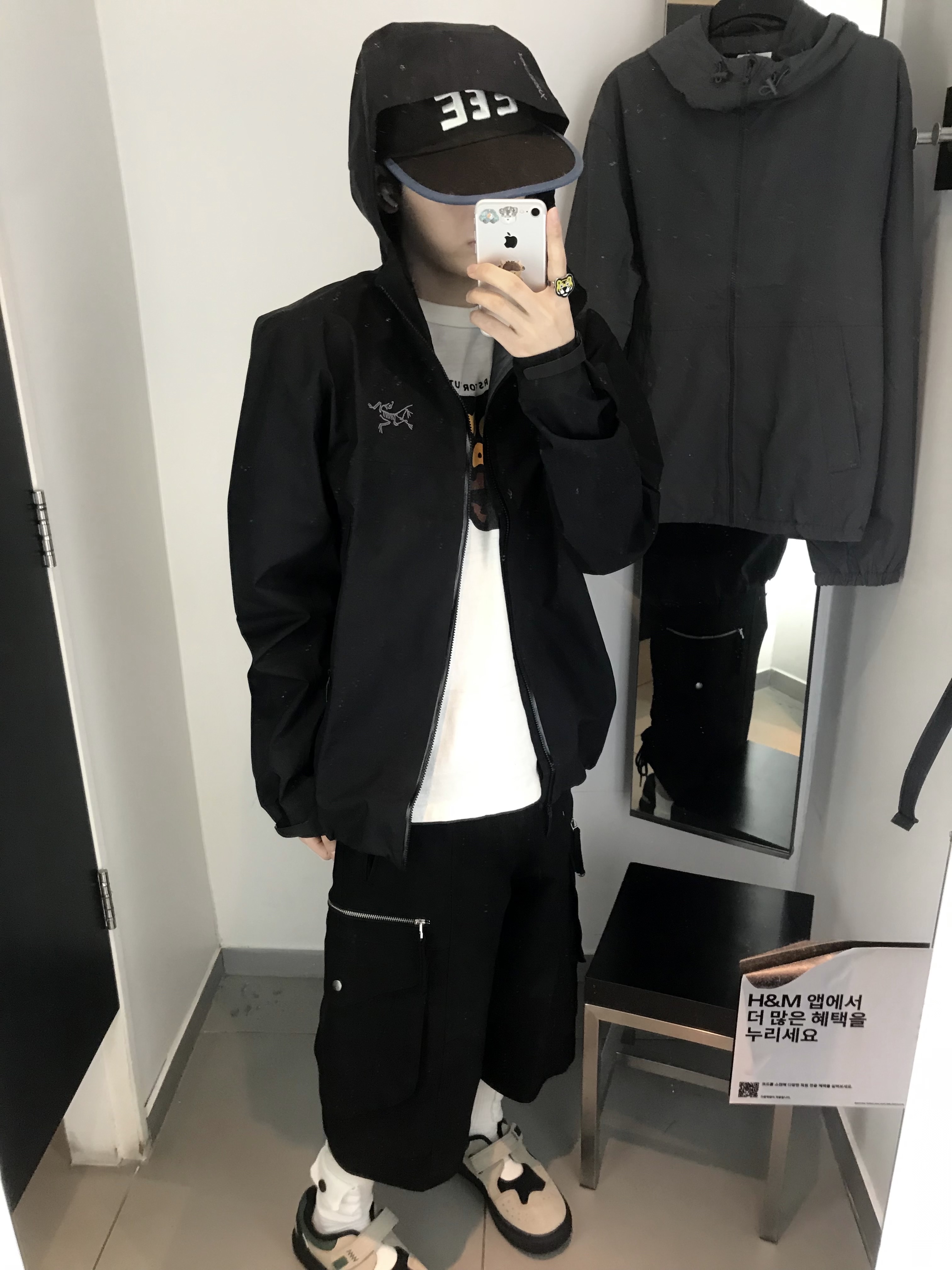 Arc'teryx Beta Jacket Black, Salomon Trailblazer 10 Black 착용 스타일 - 2