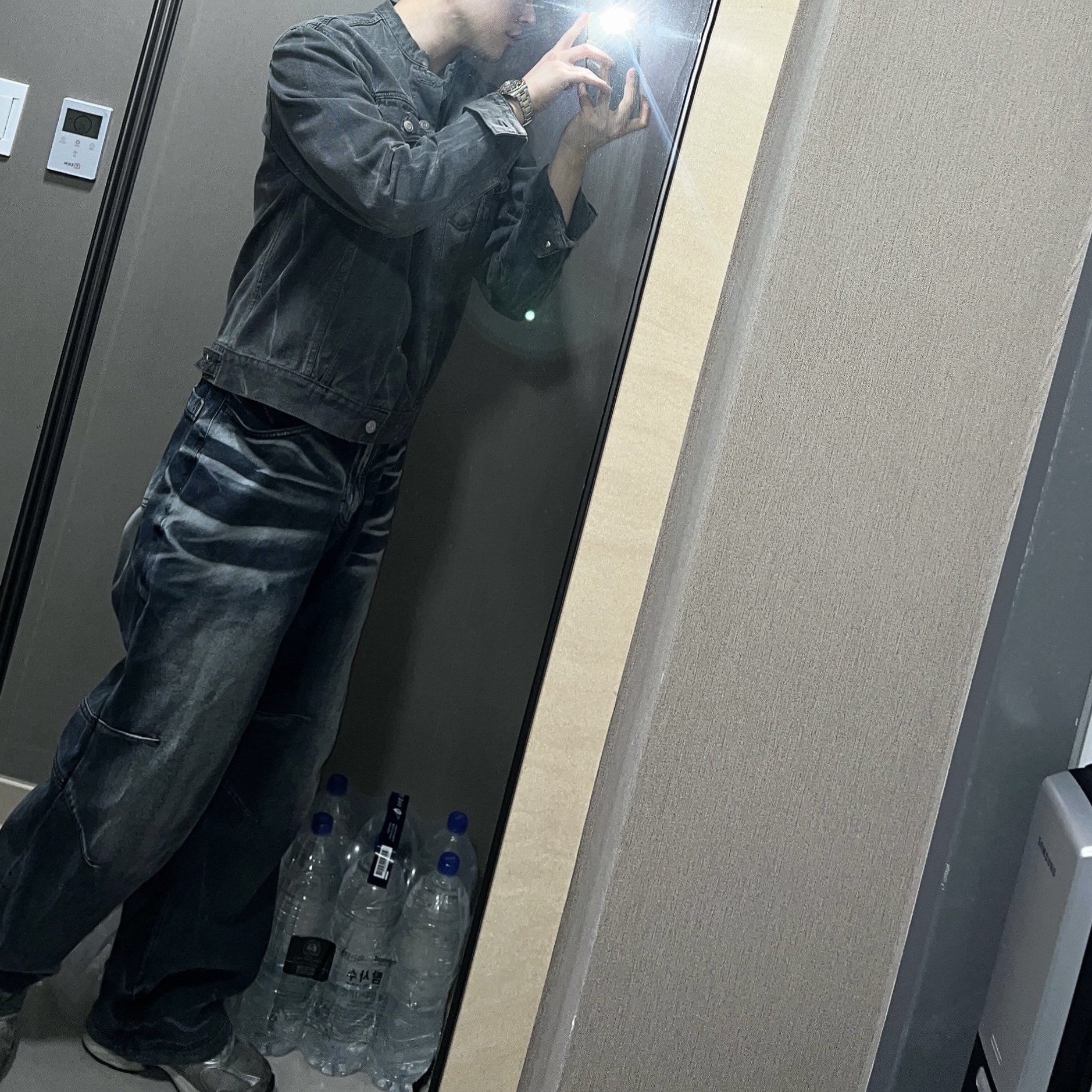 BLR Embossed Wave Washing Wide Denim Pants Blue 착용 스타일