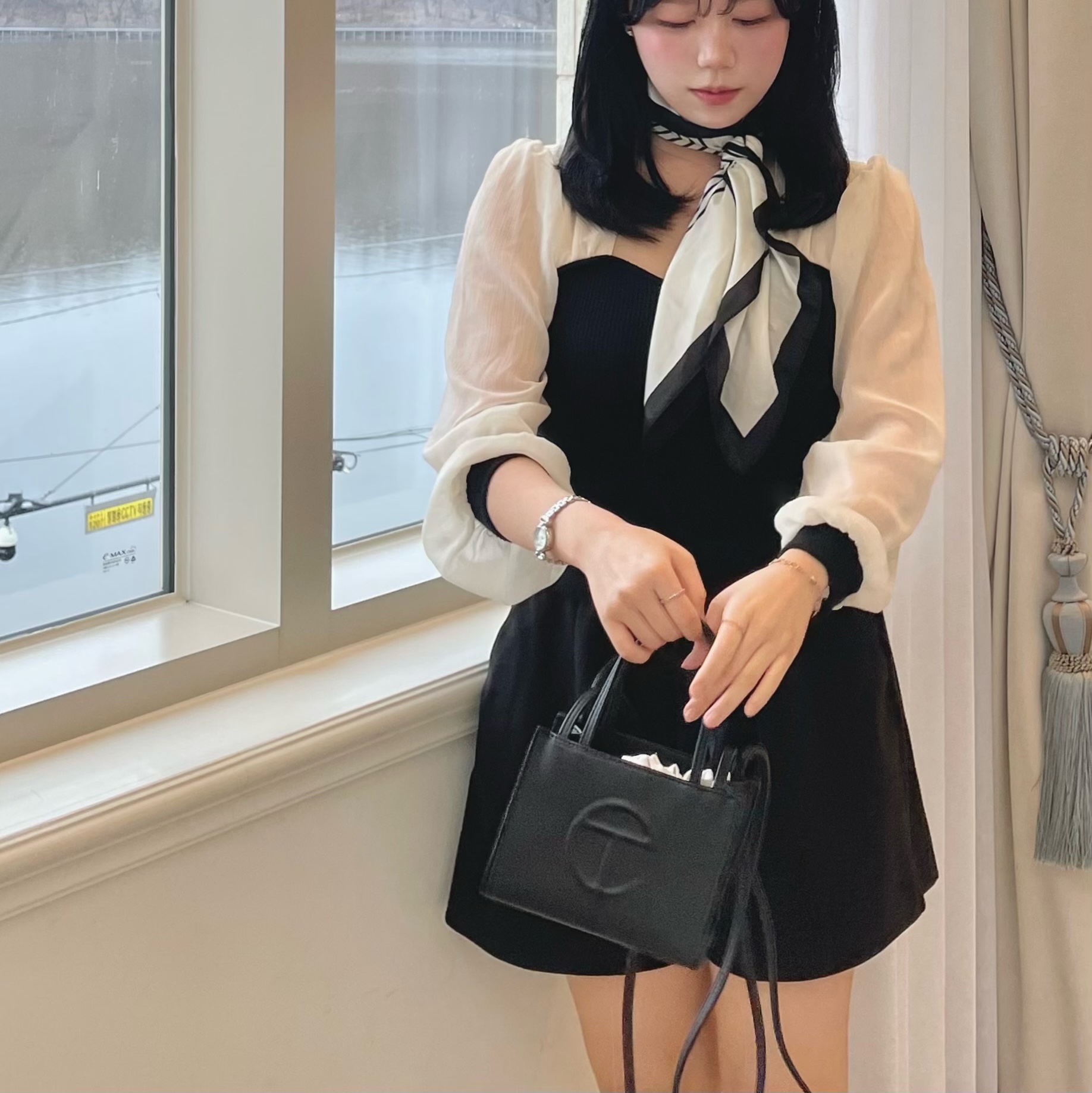 Telfar Small Shopping Bag Black 착용 스타일